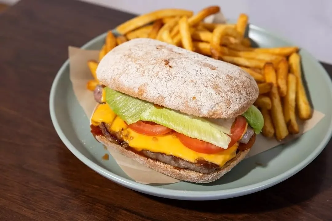 The kind of lunch that always hits the spot.
Our steak sandwich with Black Diamond Angus steak, house chilli jam and served with crispy chips.