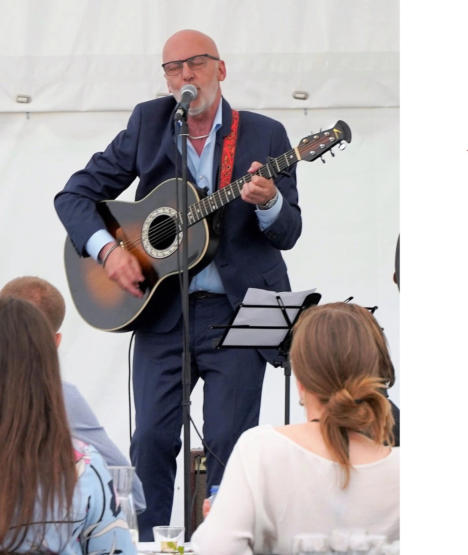 Stemningsfuld og hyggelig cafekoncert: En bedemand kommer forbi