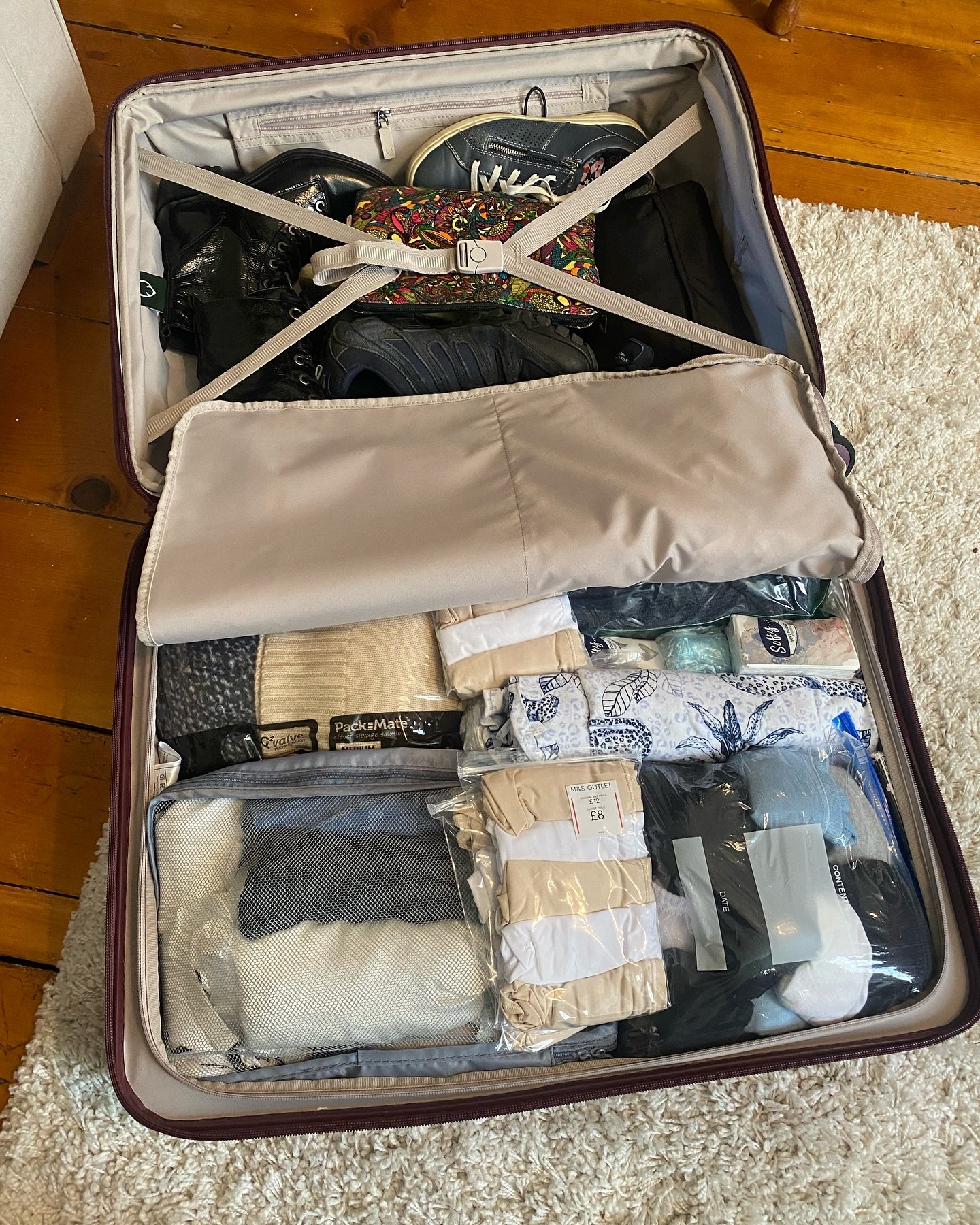 D I D  Y O U  K N O W ?

That I offer a Packing Service? Whether it&rsquo;s for a big trip like this client, a work trip or weekend away, I am on hand to help you 🧳 

I make sure you have everything you need (&amp; nothing you don&rsquo;t!), can sho
