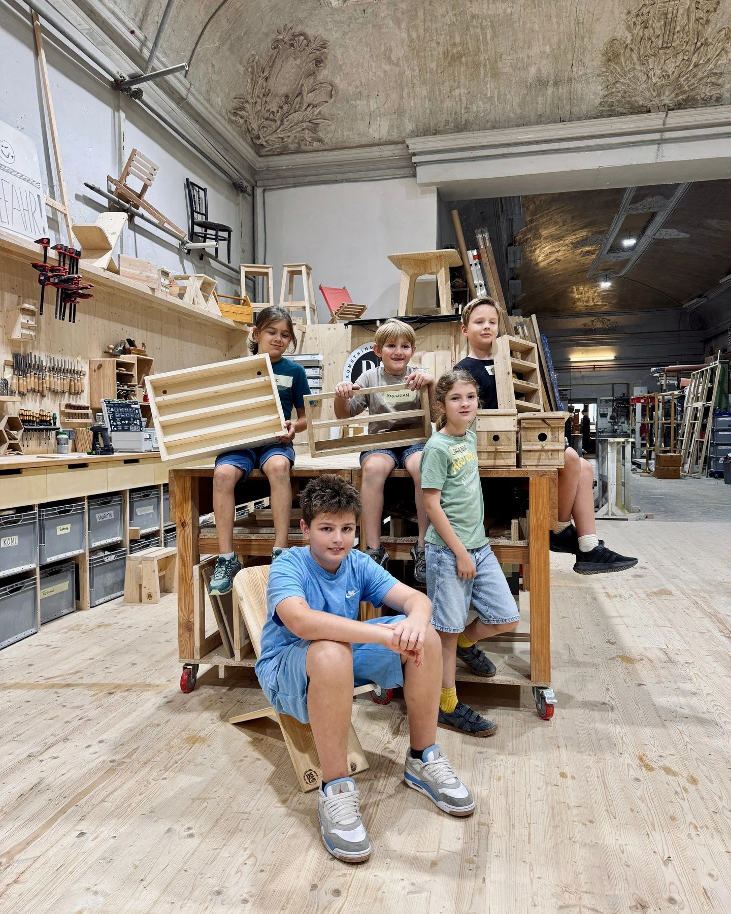 ✨ Sonntag = Family-Baustelle (und Star-Wars-Werkstatt).

Beim Me- &amp; Mini-Me Workshop bauen Kids mit ihren Eltern M&ouml;belst&uuml;cke &ndash; mit echter Hingabe, Konzentration und einer Portion Stolz. 

💪Was uns jedes Mal fasziniert: Kinder zwi