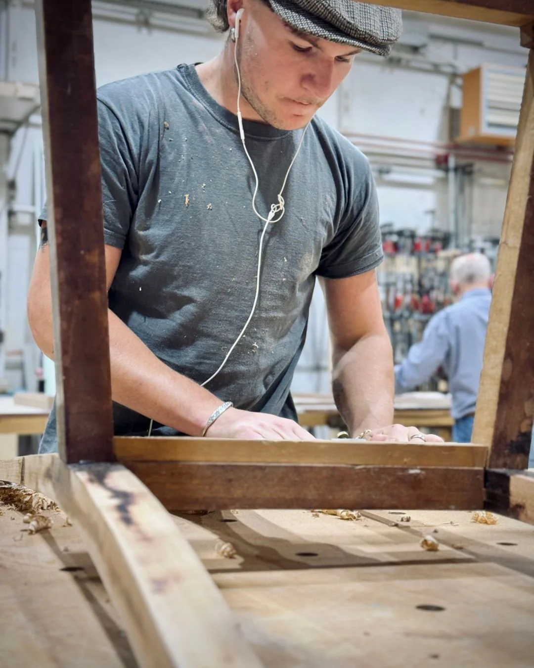 Manchmal steckt in alten M&ouml;beln mehr als nur Holz.
Sie tragen Geschichten, Spuren von Generationen &ndash; und ein Echo der Vergangenheit. 🌳✨

Wir glauben daran: Nicht wegwerfen, sondern erhalten.
Diese alten Eichenst&uuml;hle bekommen gerade e