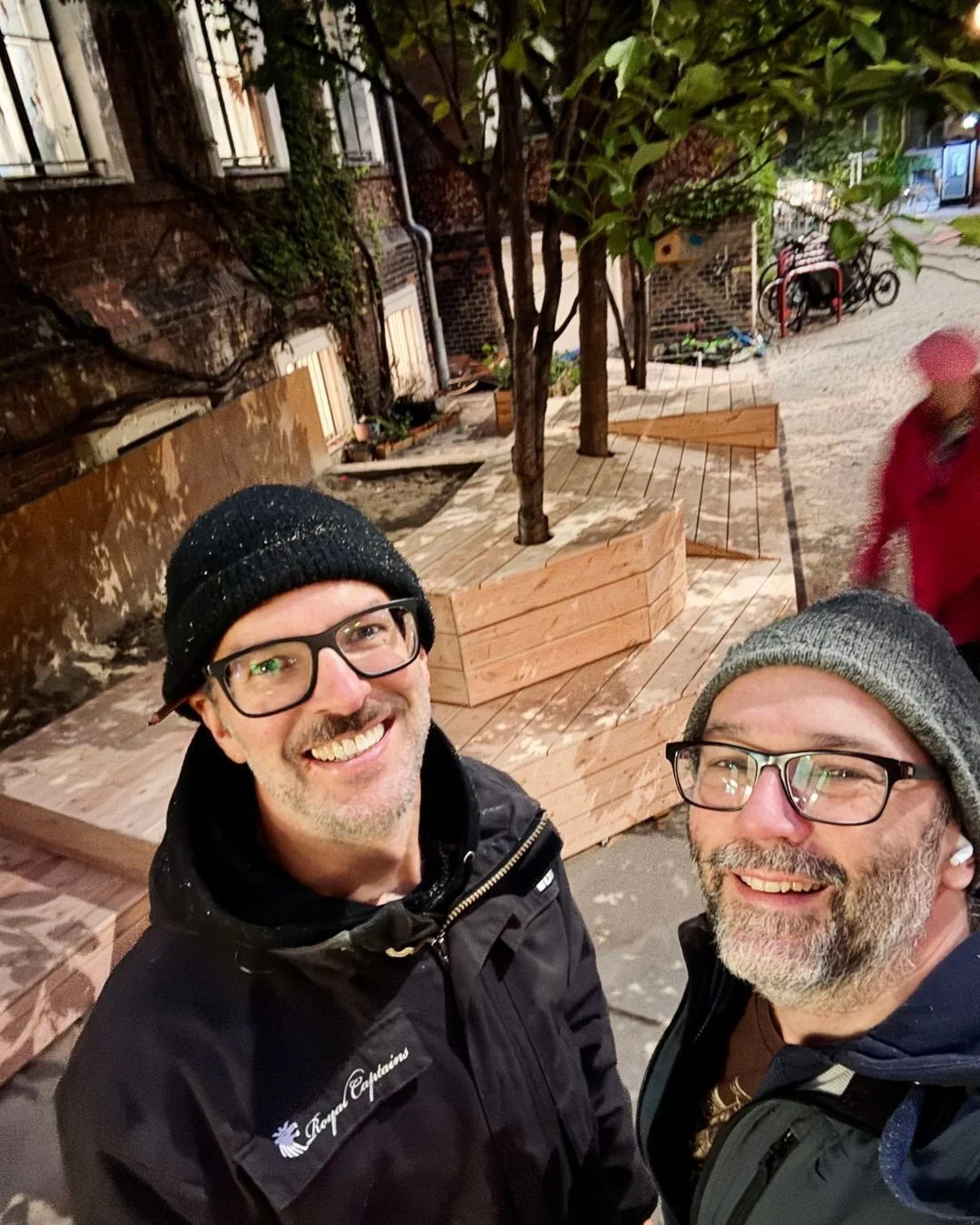 Ein M&ouml;belst&uuml;ck, das alles kann: Spielplatz f&uuml;r Kids. R&uuml;ckzugsort f&uuml;r Eltern. Treffpunkt f&uuml;r alle. 🌳✨

Aus L&auml;rche und Douglasie gebaut &ndash; robust, sch&ouml;n und gro&szlig; genug, dass ganze Kindergruppen drauf 