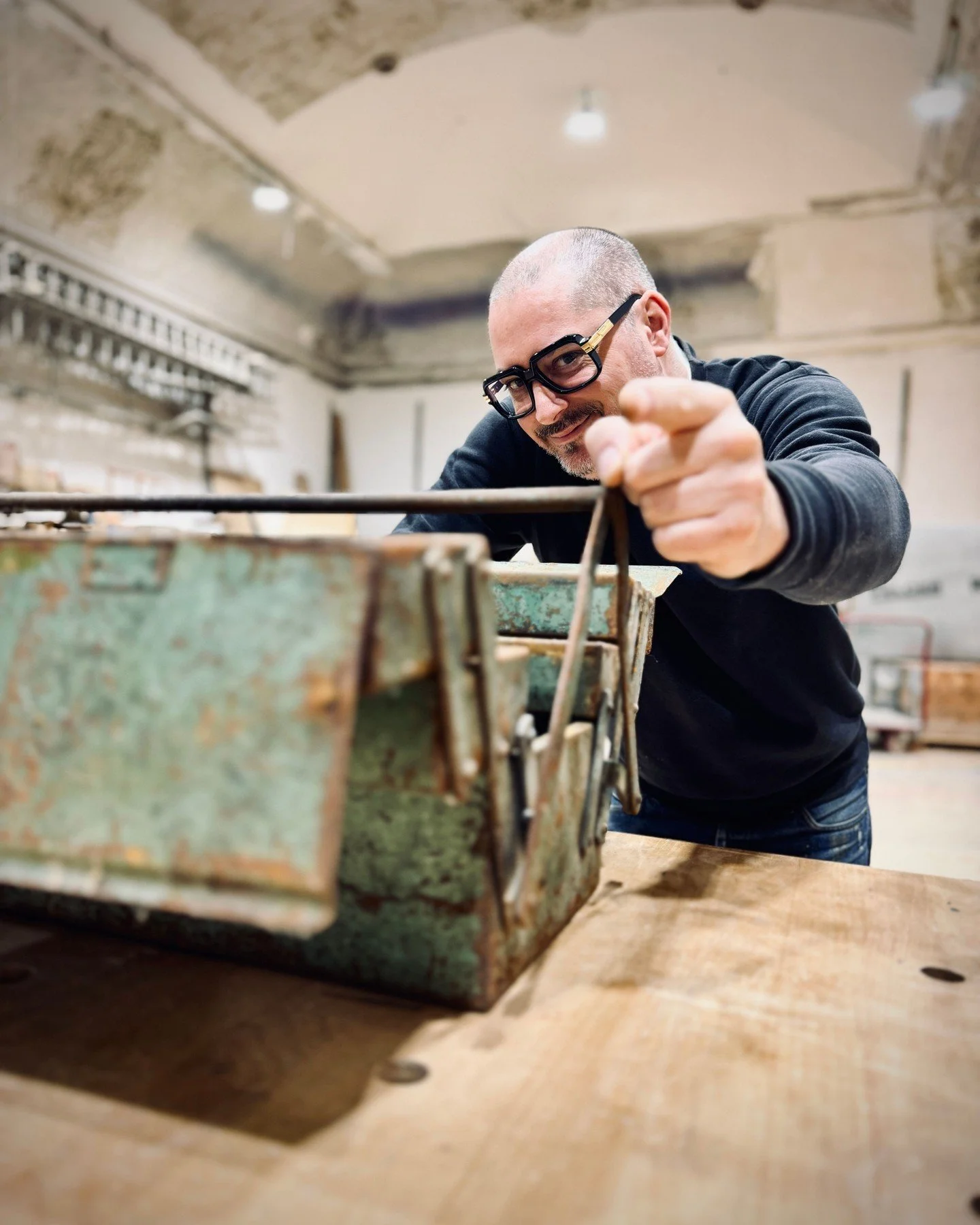 Etwas Gro&szlig;es entsteht. 🎨🔧

Der Wiener K&uuml;nstler Pauly Dworacek (@dworacekart )  ist gerade bei uns in der Werkstatt &ndash; und verwandelt alte Werkzeuge, Technik-Innereien und vergessene Fundst&uuml;cke in Kunst. 

Wir verraten noch nich
