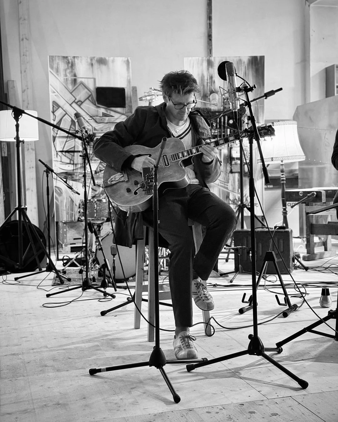 Soundcheck unter Stuck. Holz trifft Musik. 🎸✨

Das war der Moment, bevor es losging:
Unser erstes Werkstattkonzert &ndash; DO SOMETHING LIVE &ndash; Die Werkstatt Sessions &ndash; mit Norbert Schneider und seiner Band.
Zwischen Werkzeugen, Hobelb&au