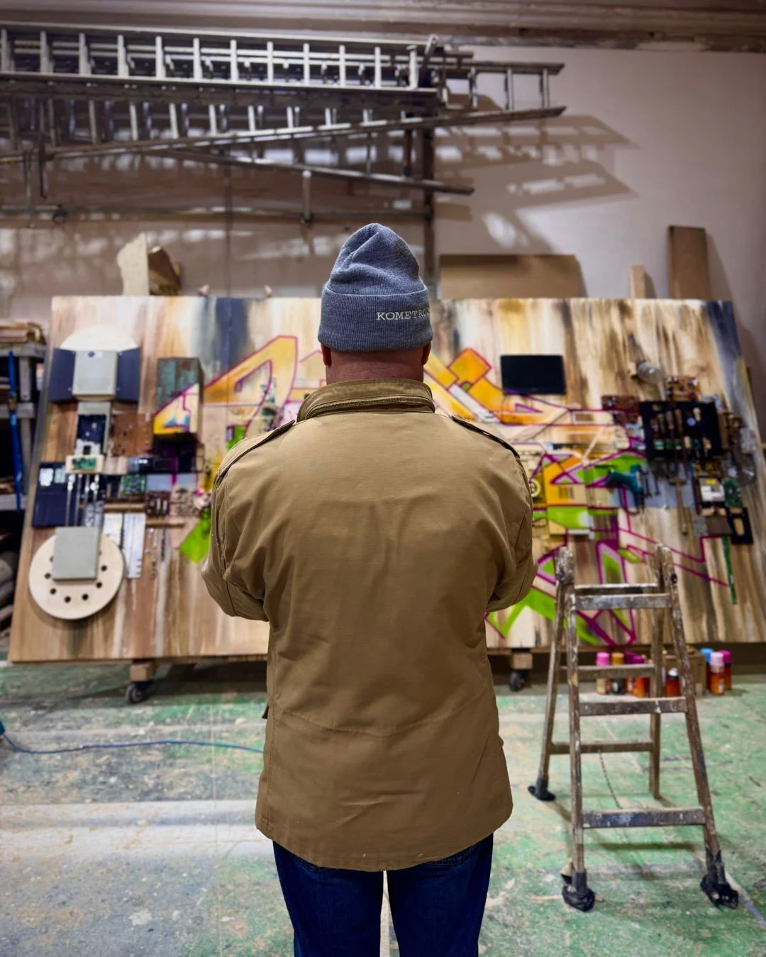 Farbe. Feuer. Fantasie. 💥

So schaut&rsquo;s aus, wenn K&uuml;nstler Pauly Dworacek bei uns in der Werkstatt loslegt. Vier Wochen lang hat er geh&auml;mmert, gespr&uuml;ht, geschraubt und geflucht &ndash; und am Ende ein Kunstwerk geschaffen, das Ho