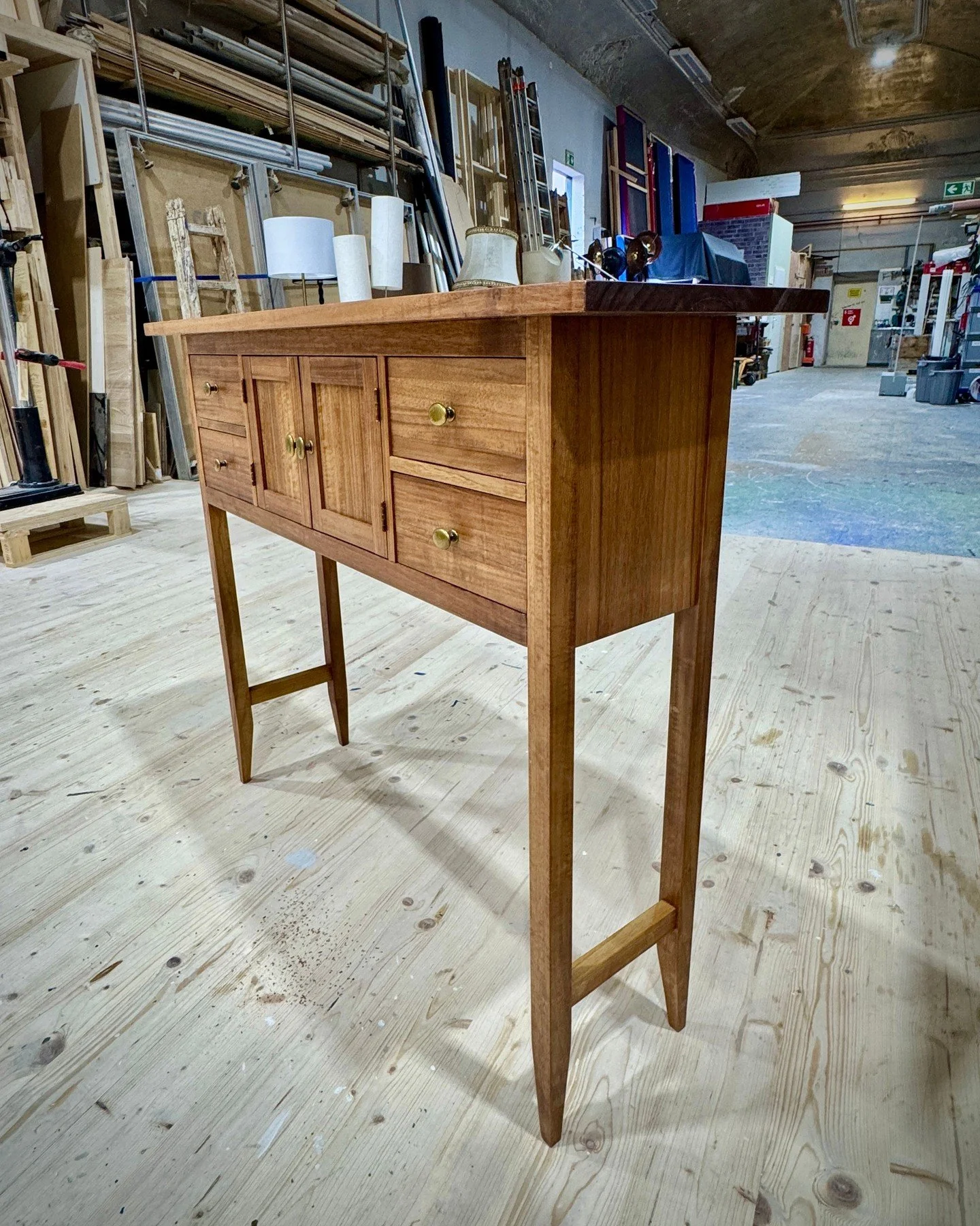 🪵 Aus der Bohle zur Konsole: Nuss 🌰, &Ouml;l ✨, pr&auml;zise Domino‑Verbindungen 🔩 &ndash; und ganz viel Geduld ❤️. 

🎻Willy war jahrzehntelang erster Geiger bei den Wiener Symphonikern. Nach der Pension wollte er etwas mit den H&auml;nden schaff