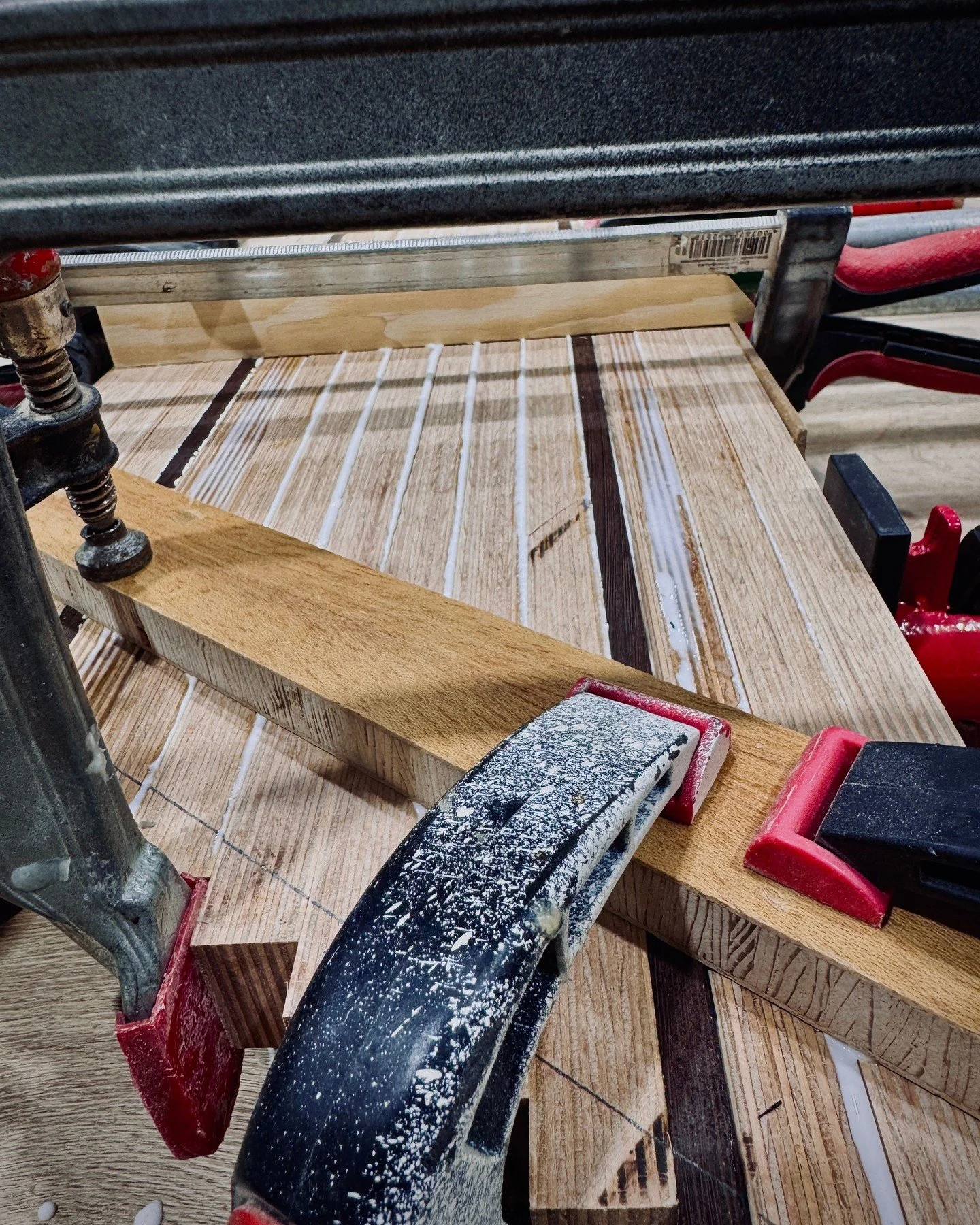 🪵 Ein Wochenende, ein Schneidbrett - aber was f&uuml;r eines! Genau: Deines!

Intensiv am Wochenende oder easy in 3&times;3h &ndash; der (neue) Schneidbrett‑Workshop bringt dich vom Rohmaterial zum fertigen Brett. Tag 1 hie&szlig;: Materialauswahl, 