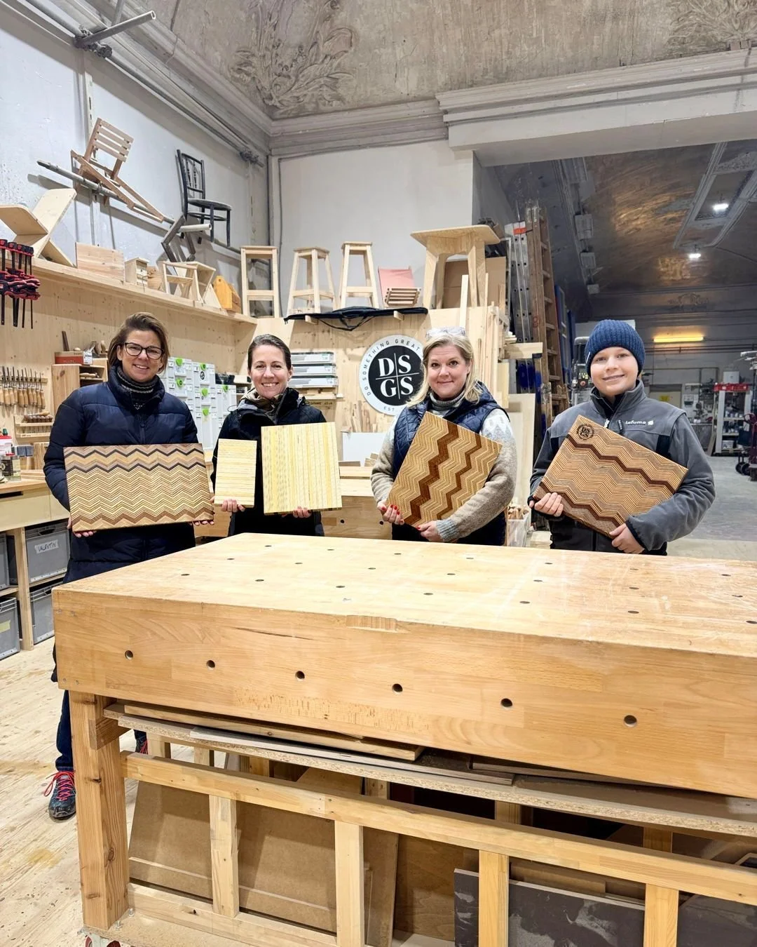 Schneidbretter, die bleiben. Momente auch. 🪵✨

Unser Schneidbrett-Workshop am Wochenende kommt richtig gut an.
Besonders das Advent-Special vor Weihnachten hat noch einmal gezeigt,
wie viel Freude es macht, mit den eigenen H&auml;nden etwas Sinnvoll