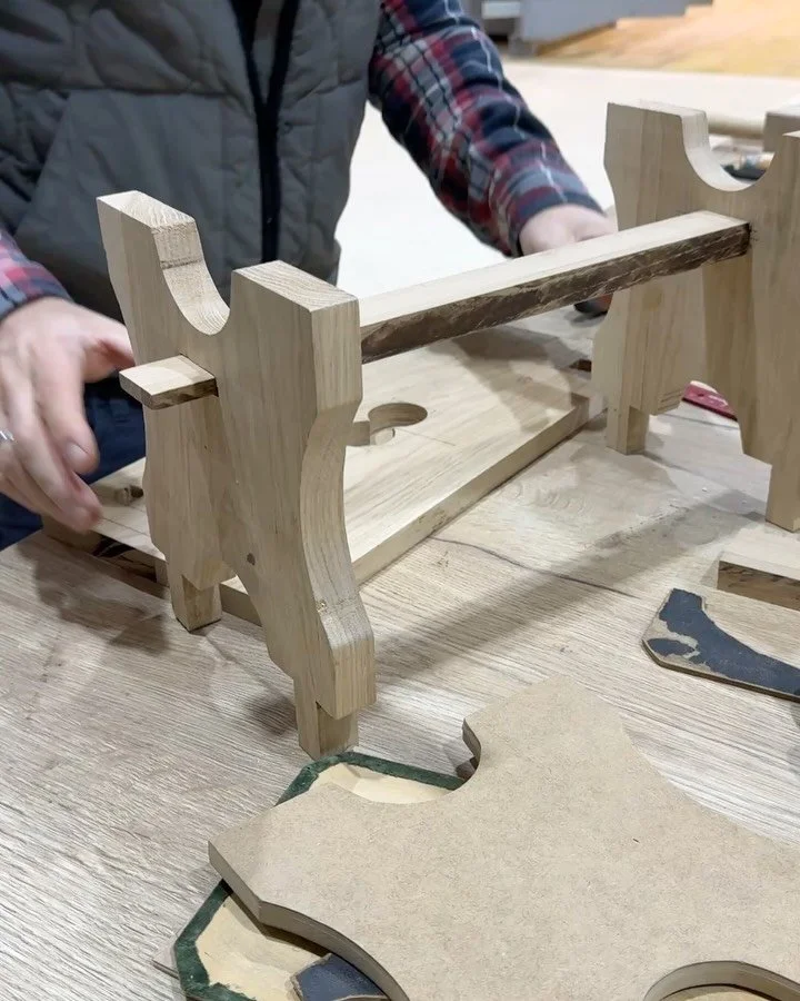 Vom Plan zur Form. Schritt f&uuml;r Schritt. 

Claus baut weiter an seinem Massivholz-Hocker aus Eiche. Heute hei&szlig;t das: anzeichnen, schneiden, fr&auml;sen, vorbereiten. Kein Showpiece &ndash; sondern echtes Arbeiten am Material. 

Man sieht, w