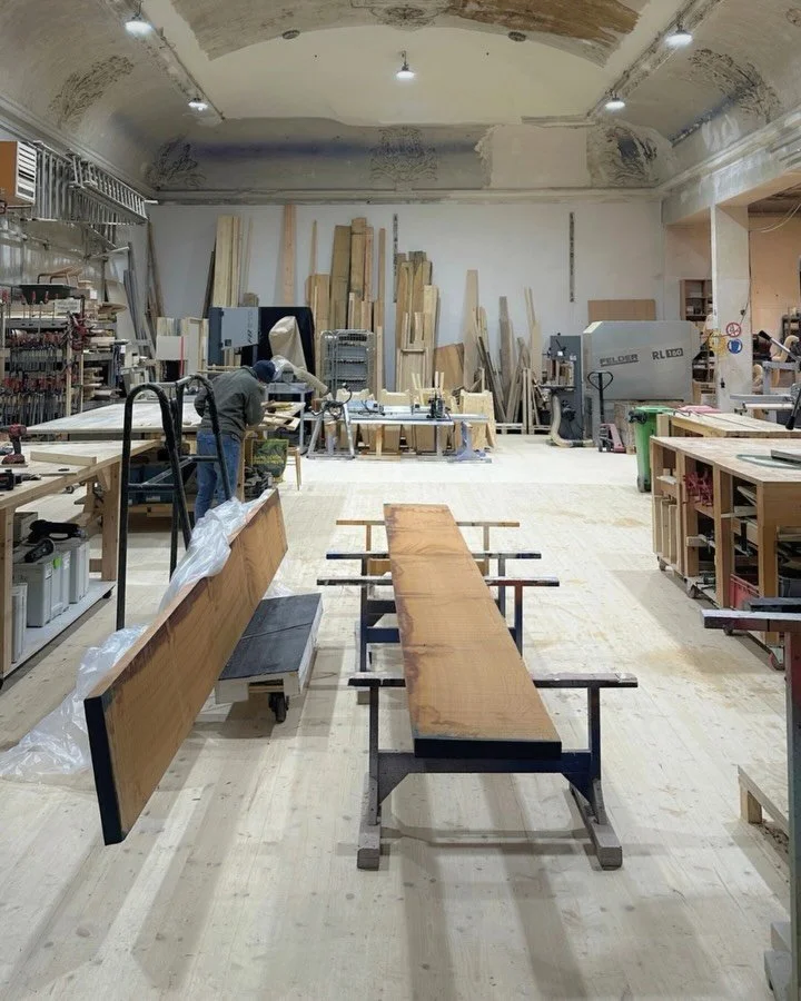 Kurzer Holz-Check 👀🪵
Erkennst du&rsquo;s? 👉 Schreib&rsquo;s in die Kommentare.

Welches Holz ist das? 🪵
Swipe dich durch die Hinweise,
rate mit &ndash; und sag uns am Ende,
was du davon h&auml;ltst 👇

Aufl&ouml;sung:&nbsp;Mahagoni.

👉&nbsp;Lieb