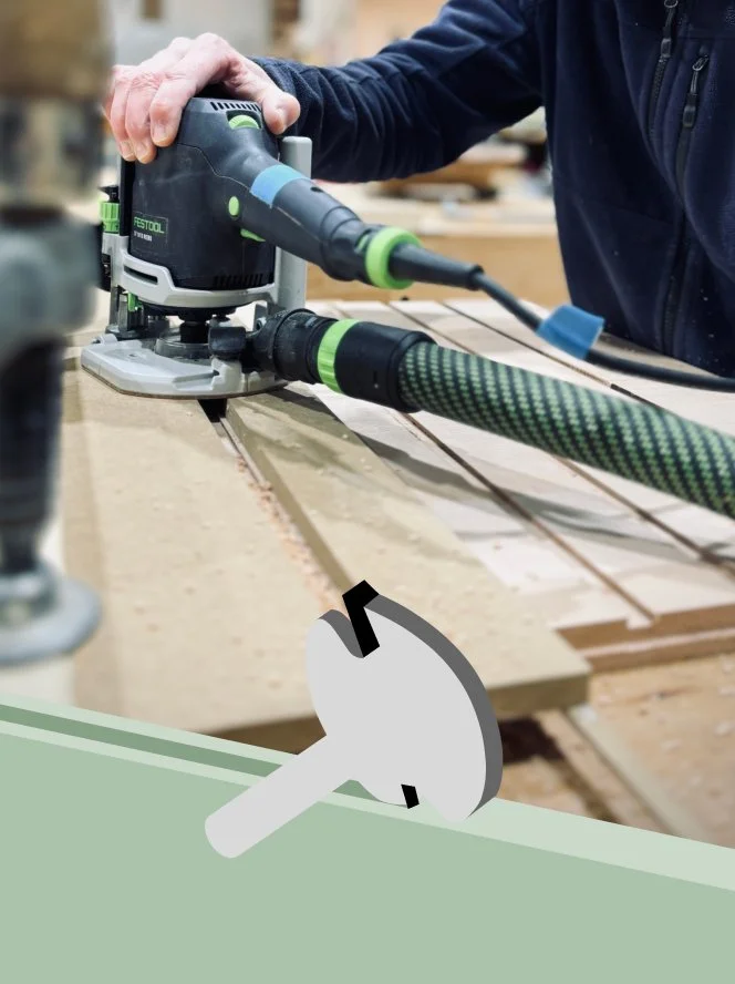 Ein Handwerker, der eine Stichsäge auf einem Holzstück in einer Werkstatt benutzt.