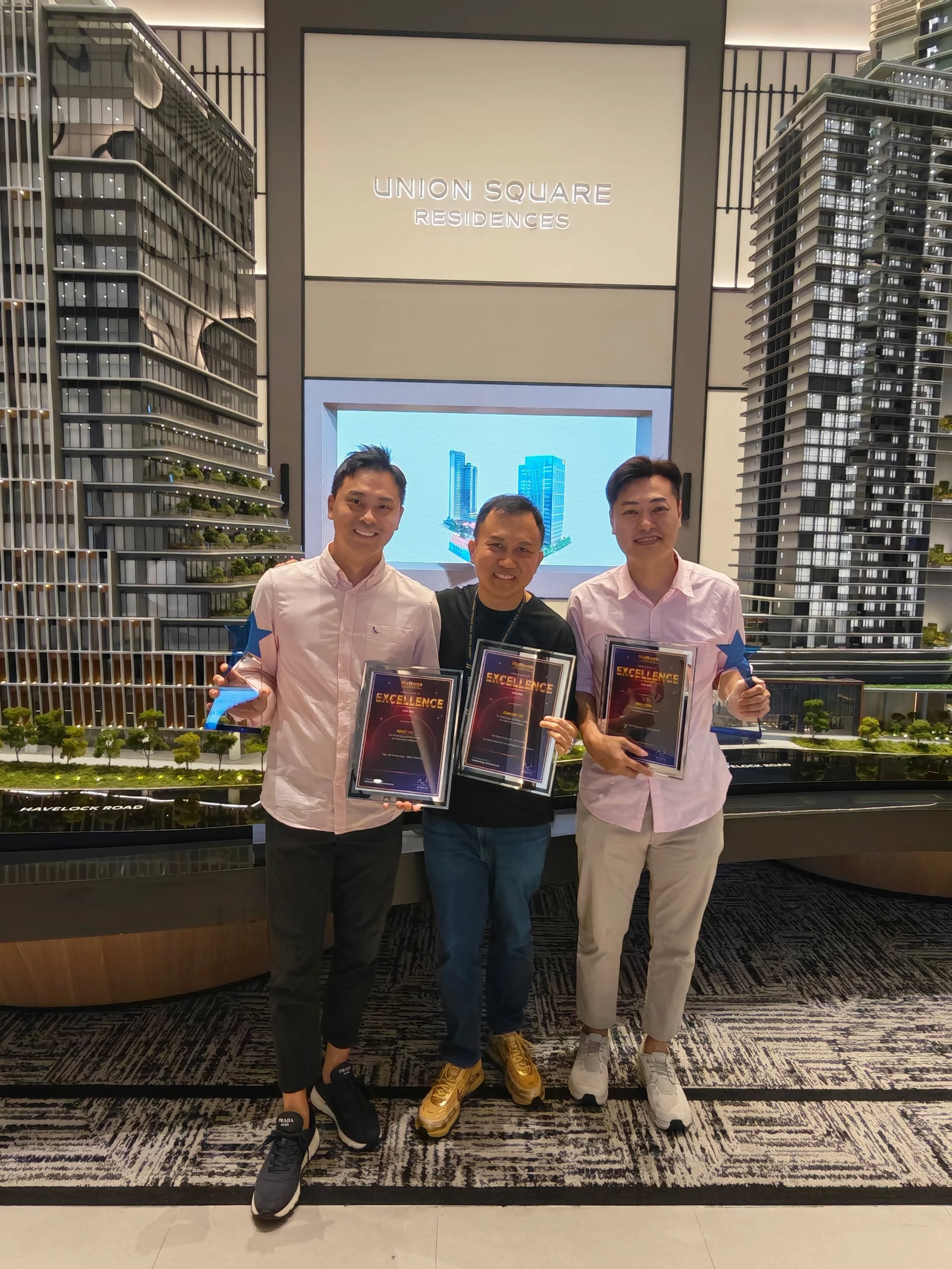 With 2 of my amazing Platinum Achievers !!!! 

Super proud of them !!! 

All about hardwork and belief !!!