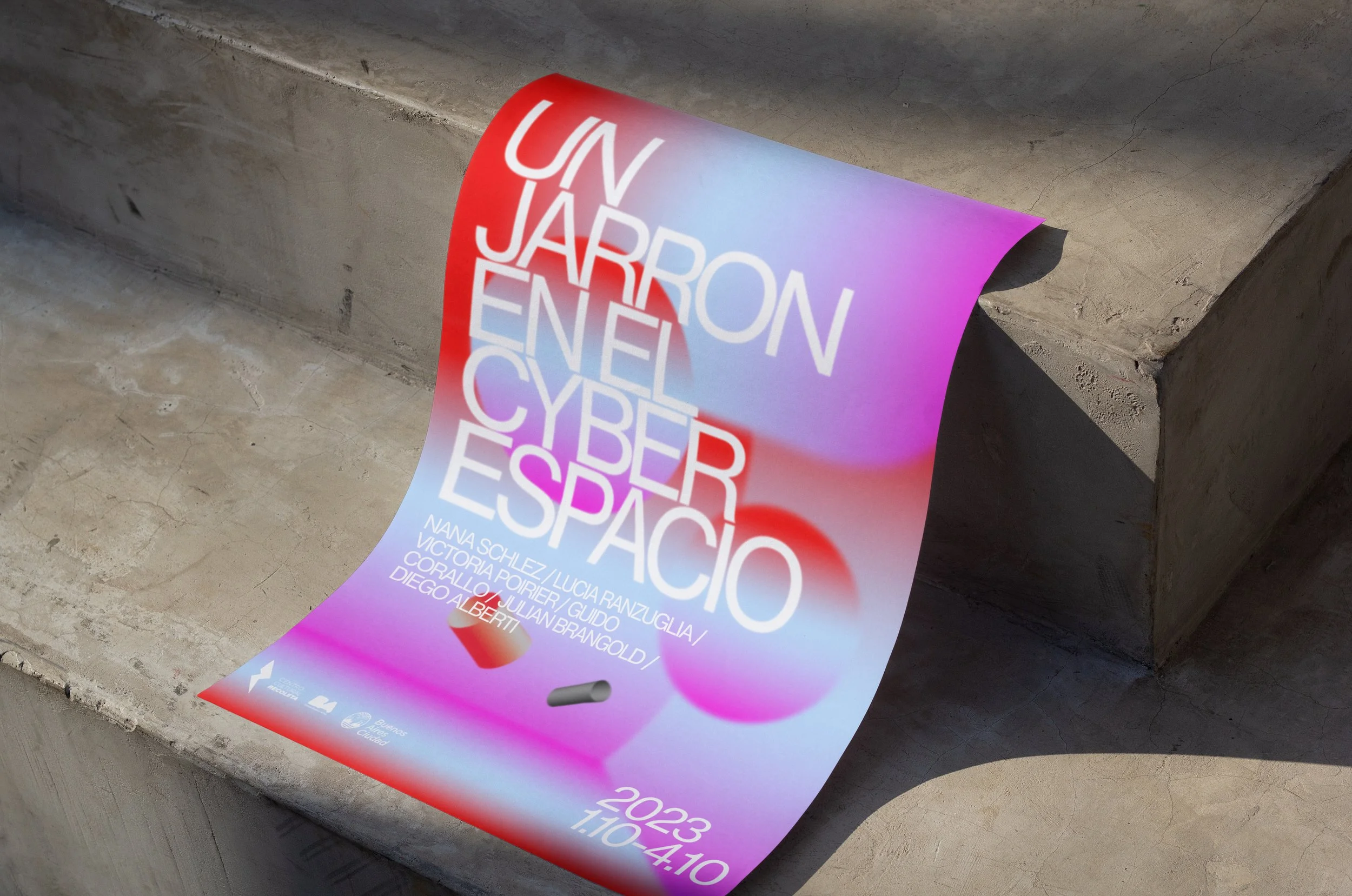 Colorful poster with large white and purple text that reads 'Un Jarrón en el Ciberespacio', hanging off a concrete ledge with a pink, blue, and purple gradient background.