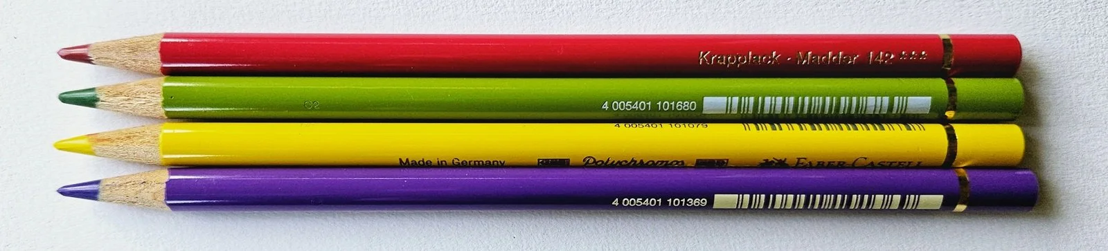 kleurpotloden die een triadische kleurcombinatie tonen