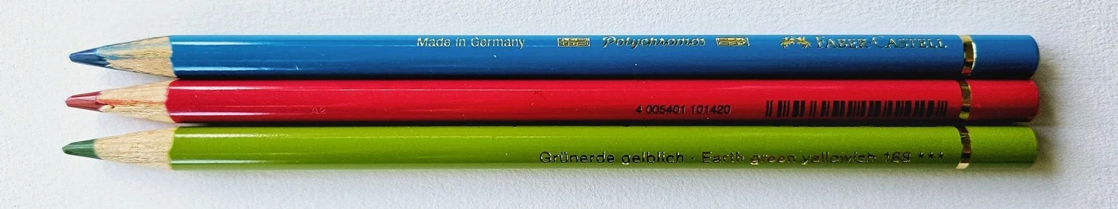 kleurpotloden die een split-complementaire kleurcombinatie tonen