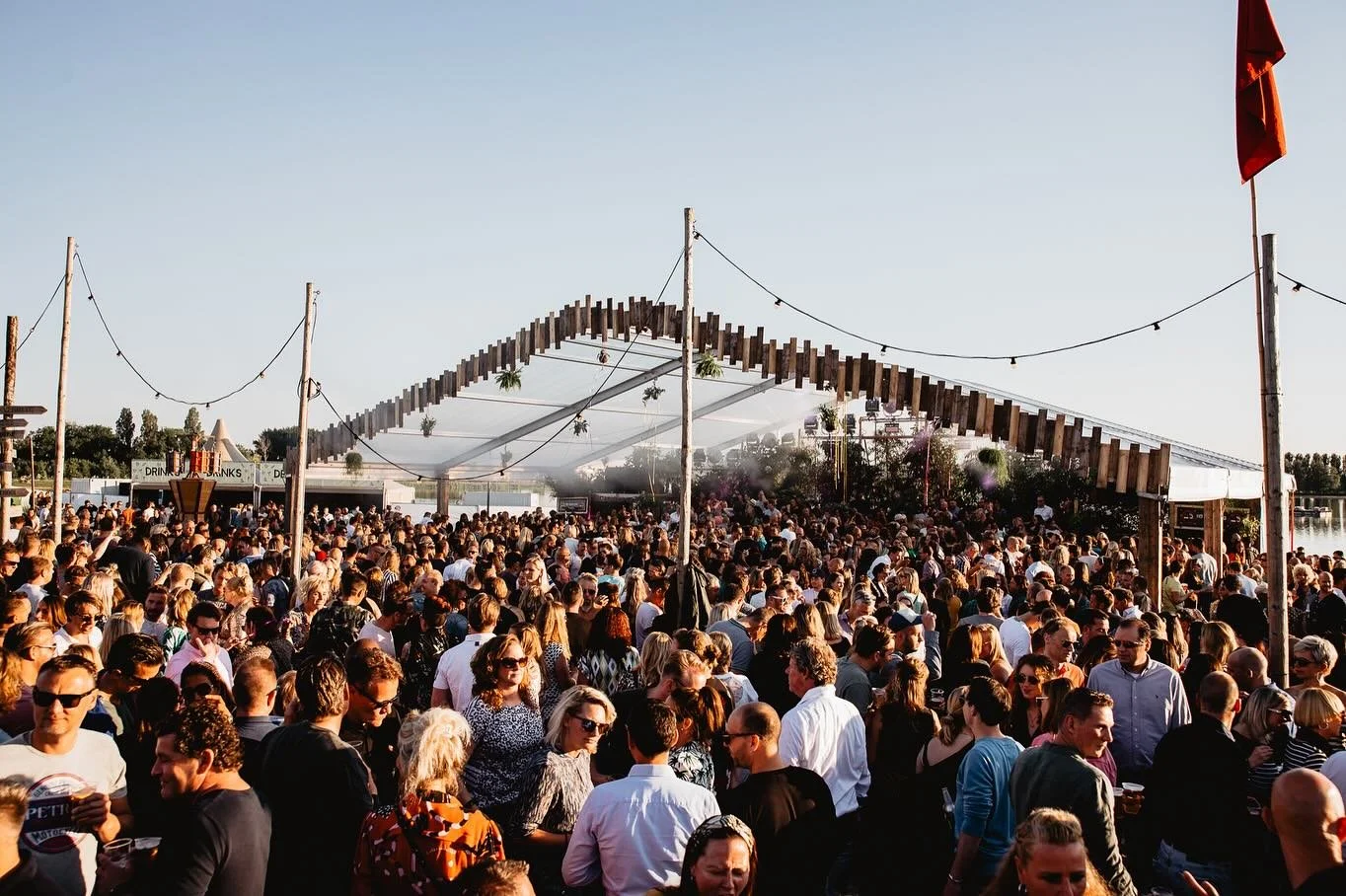 Z&oacute; wil je de zomer starten, knallend aan het Valkenburgse meer! ❤️💃🏼🪩 Is je ticket al in the pocket?