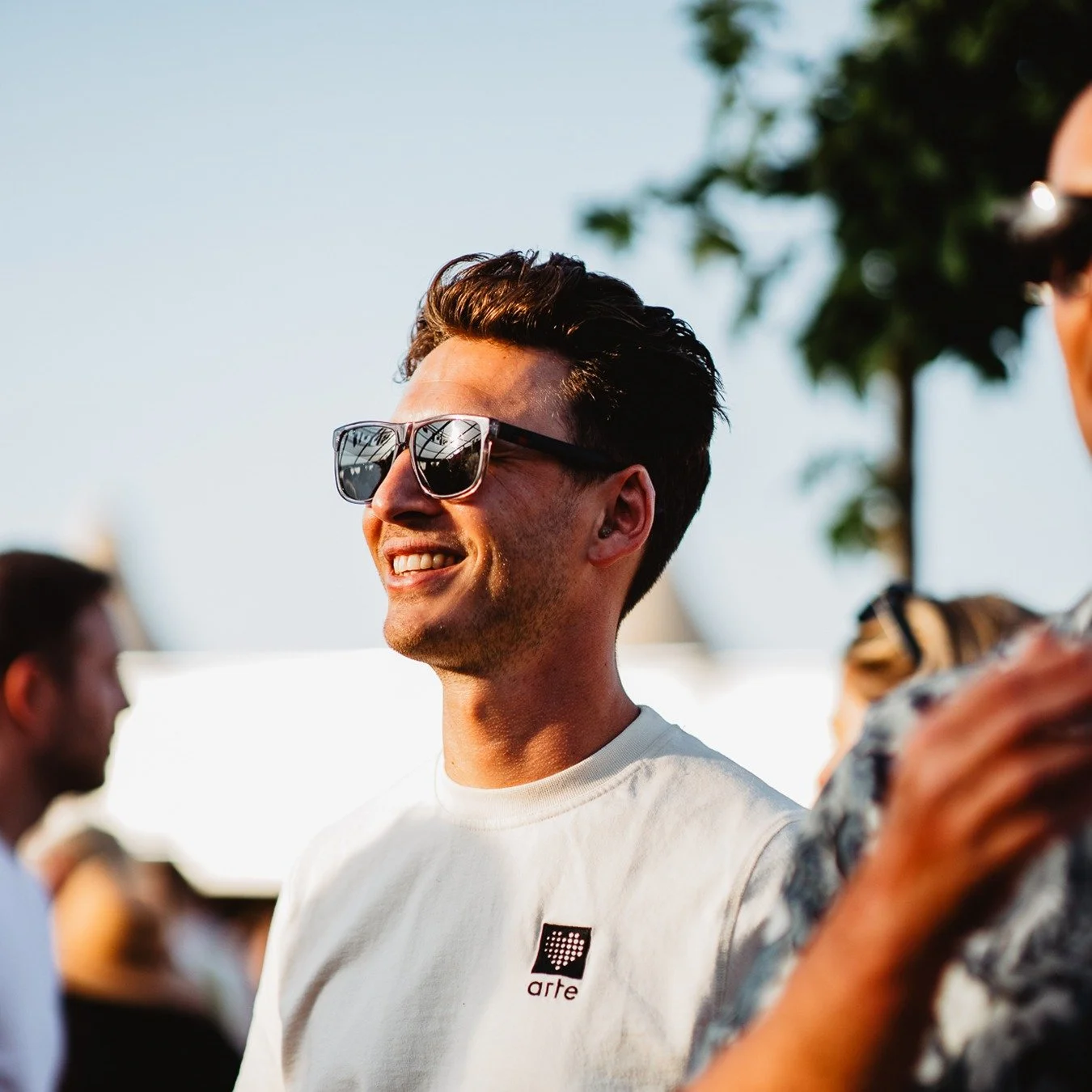 ZONNEBRIL OP, WAAIER IN DE HAND &amp; JOUW BESTE MOVES, dus kaar voor de dansvloer (of chillen aan het meer 😎). 🌞💃

Op 7 juni gaan we Buitensporig! 🎉 Een exclusieve 2025 editie, dus WACHT NIET TE LANG met jouw ticket! 🔥

Shine jij mee? ✨ Pak die