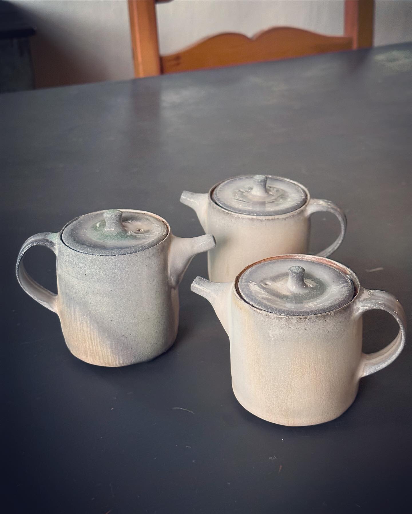 Unloaded the soda kiln after a long delay due to the storm damage to the kiln and repairs, etc. 
🙏Thanks to @takaunnoceramics and @thepottersstudio 
I had a chance to try a new firing style this time, and I  learned a lot. Now I have more to study a