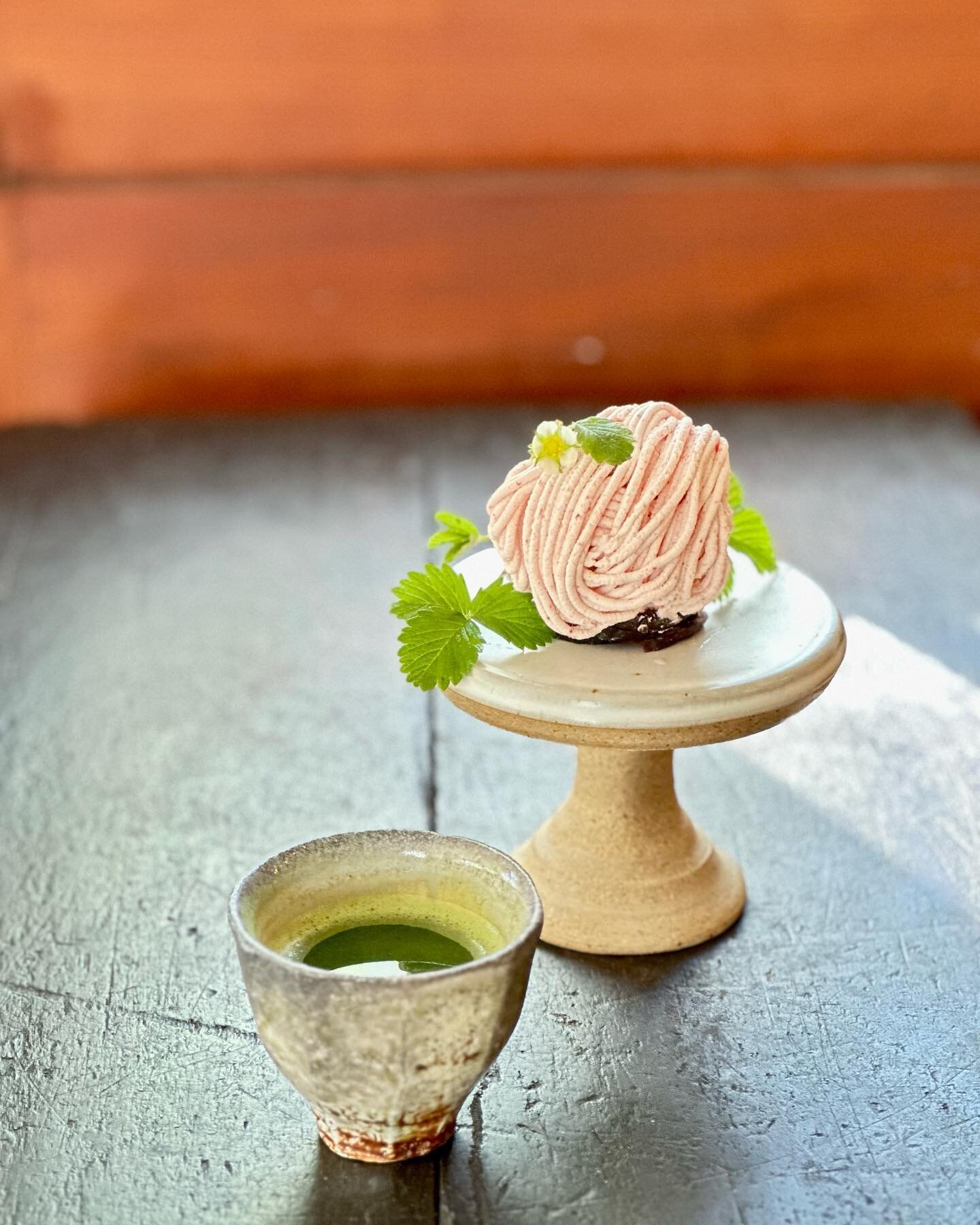 Matcha with homemade Strawberry Mont Blanc 🍵🍓🏔️

🍵 @marukyu.koyamaen_official bia @bluewillowteaspot #shohaku #matcha #Japanesegreentea 

#抹茶　#苺モンブラン　#strawberrymontblanc #strawberrydessert #strawberrysweets #springsweets #seasonalsweets #homemad