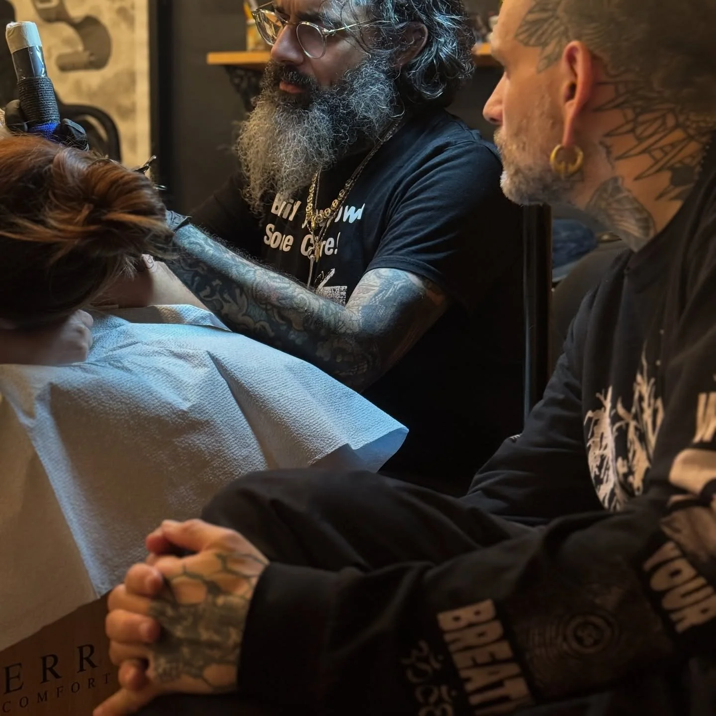 mini tatcon vibes today w/ @adammartontattoo #shinjitattoo @timothyhoyer #bearthedog @thomas__hooper @anttheelder and ear tattoo on Brian by @kativaughn