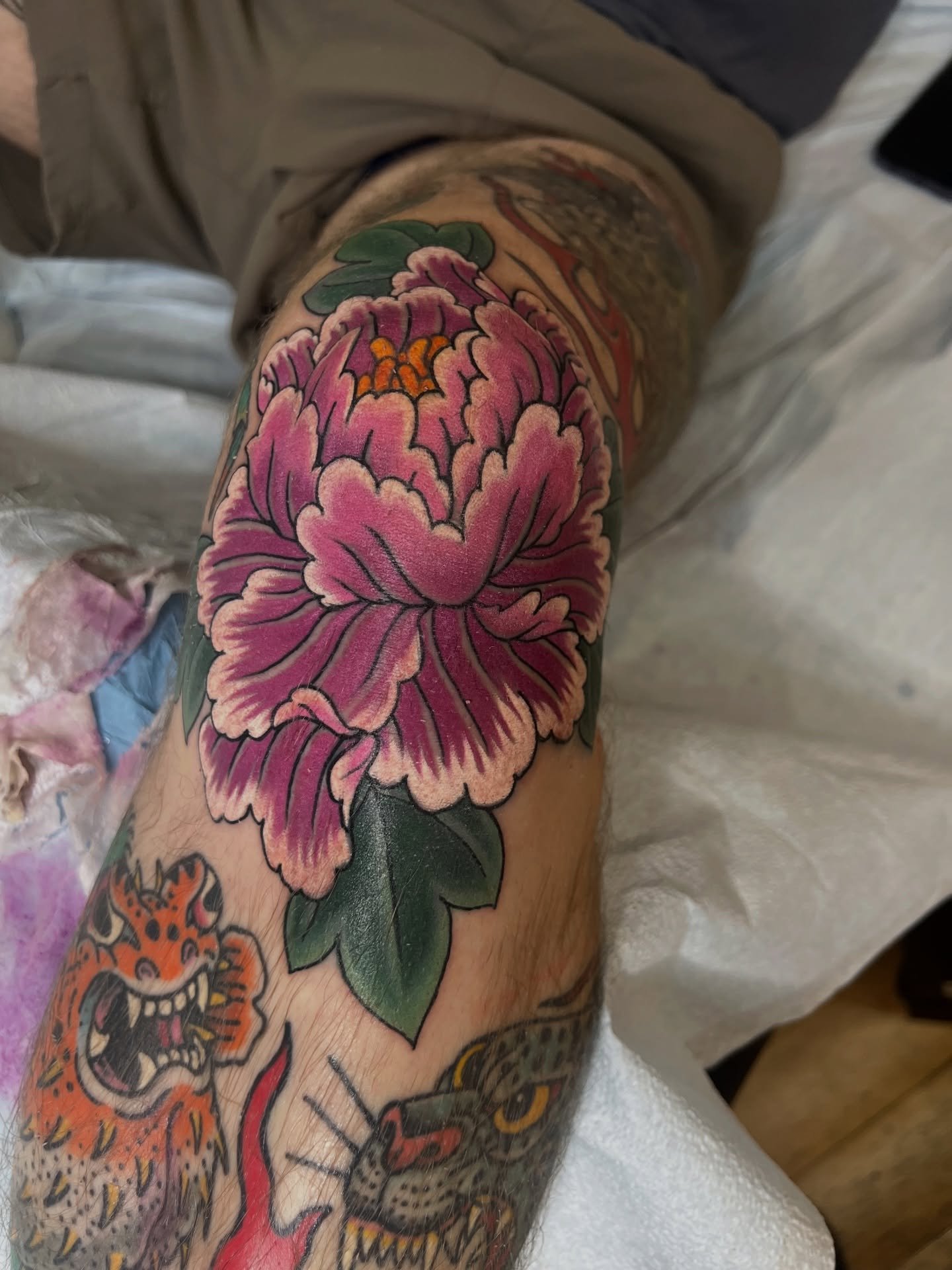 peo-knee @krismagnotti mostly here fridays but willing to work with scheduling with new clients  for tattoos here at good luck or @keepertattoo in LI