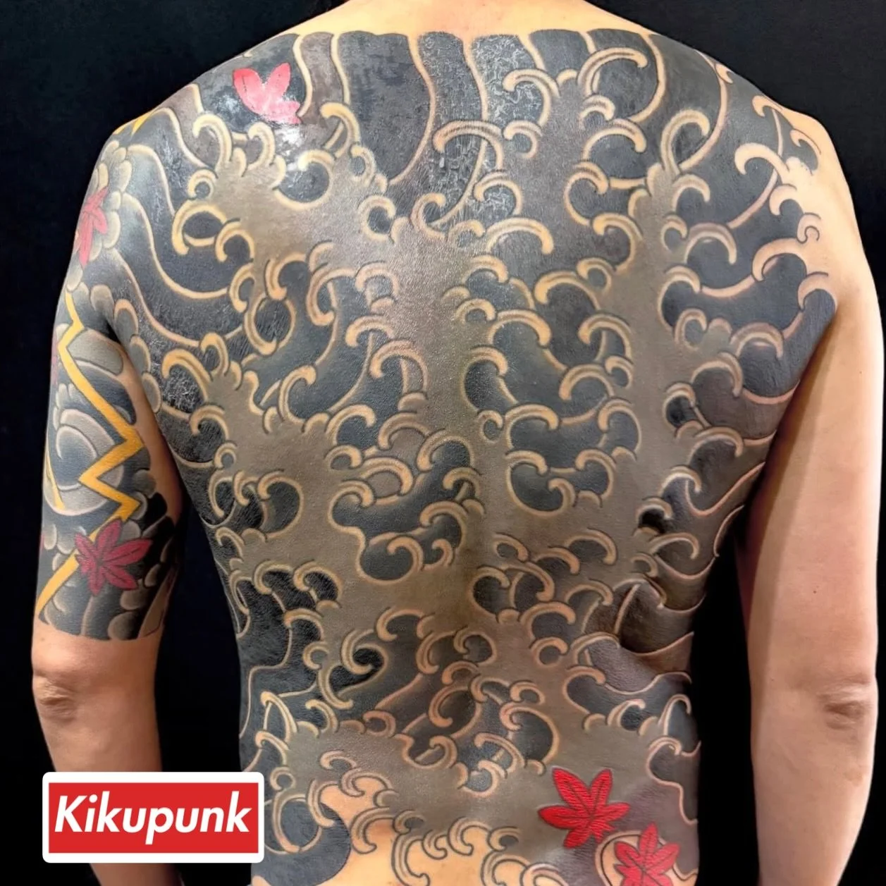 @kikupunk wave ghost, background was done this week over multiple sessions. skull  from prior appointments.