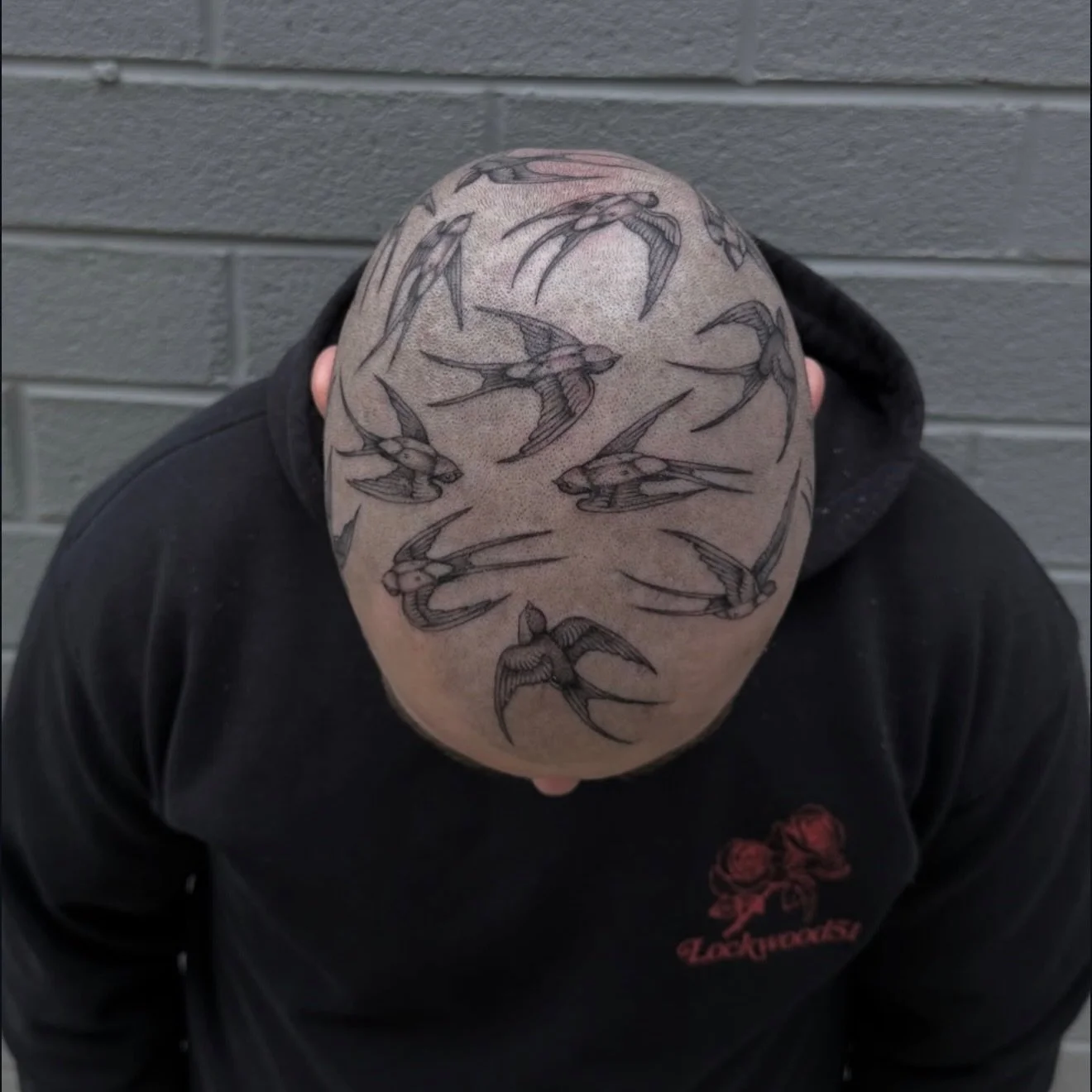 ✨ **Tattoo in Motion** ✨

Check out this tattoo created by the incredibly talented @adriannastabs! Each swallow design intricately woven into the skin tells a story of freedom and adventure. 🕊️✨

The way these birds seem to take flight across the sc