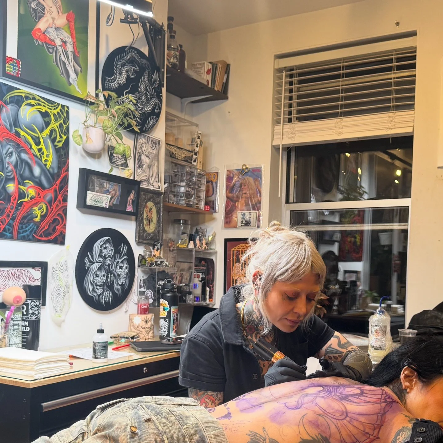 A quick pic (that i thought 😬was video) of @kativaughn starting one of two awesome peoples backs today ! 

see yall tomorrow upstairs at the &ldquo;ONE NIGHT ONLY&rdquo; art show!
