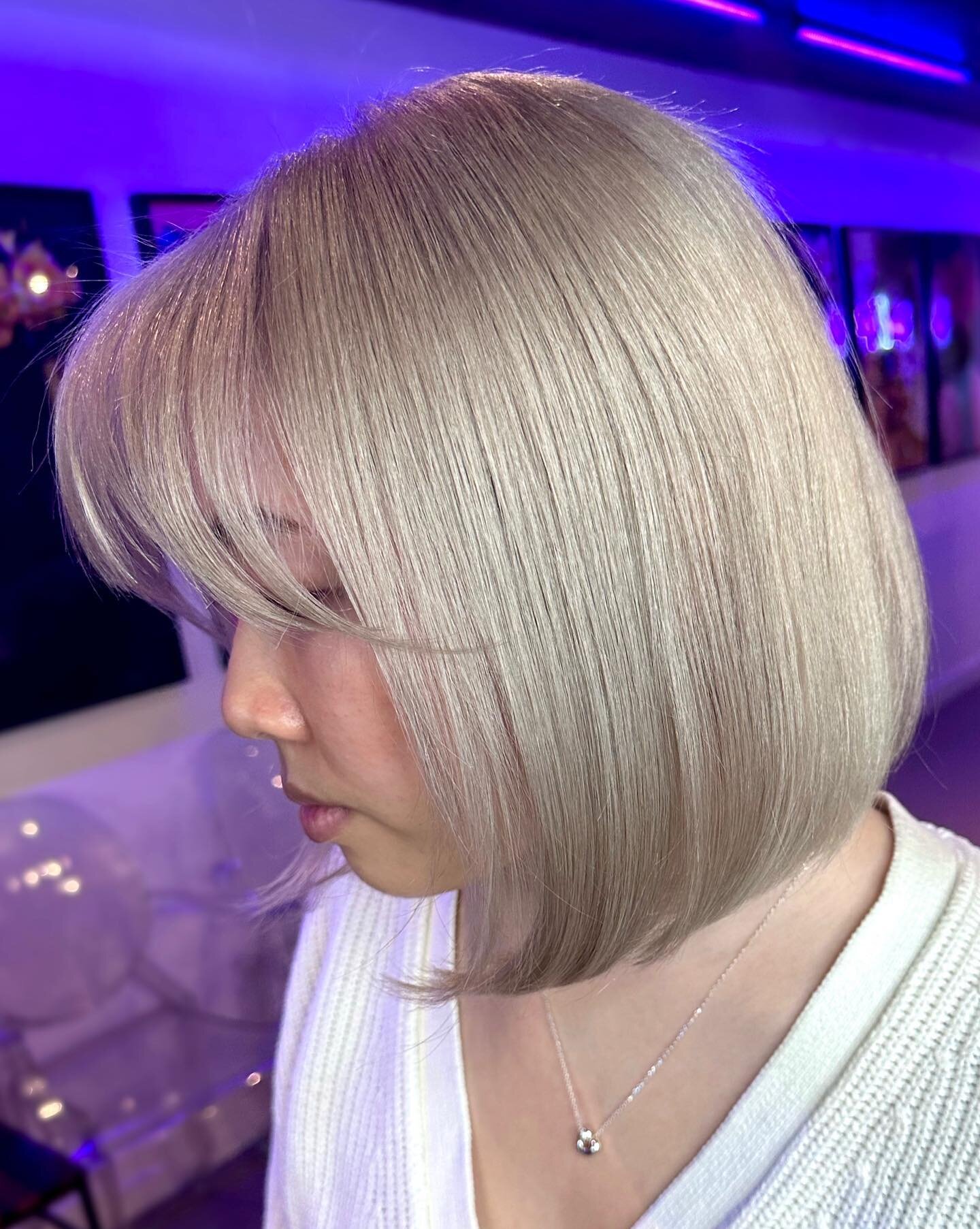 &bull; Beige blonde - Not too warm and not too cool. 😮&zwj;💨
⠀⠀⠀⠀⠀⠀⠀⠀⠀
If you want this colour, be prepared to commit to touchups no later than every 8-10 weeks so we can make sure less damage/yellow banding can occur. It&rsquo;s definitely a highe