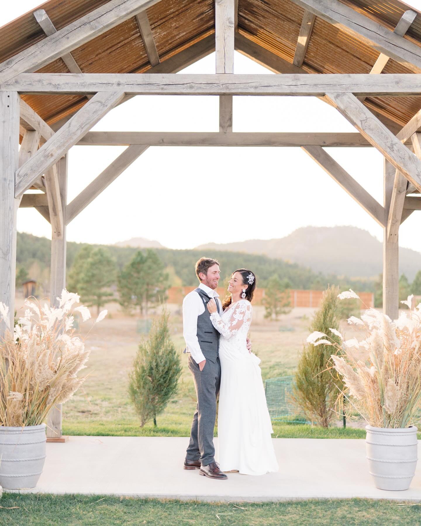 That golden hour light ✨ we had the best day celebrating with Lauren &amp; Michael yesterday at the gorgeous @pinehavenvenueandlodging !