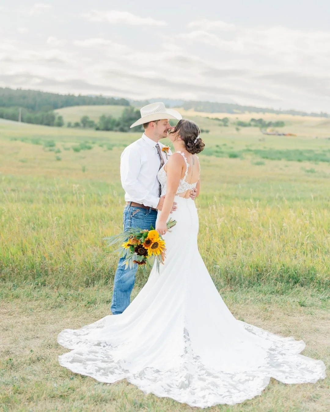 What an amazing wedding on Saturday! Sierra and Dustin and their bridal party were so much fun and I&rsquo;m pretty sure they didn&rsquo;t leave the dance floor. Their gorgeous wildflowers (that Sierra&rsquo;s mom grew herself and designed!!) were th