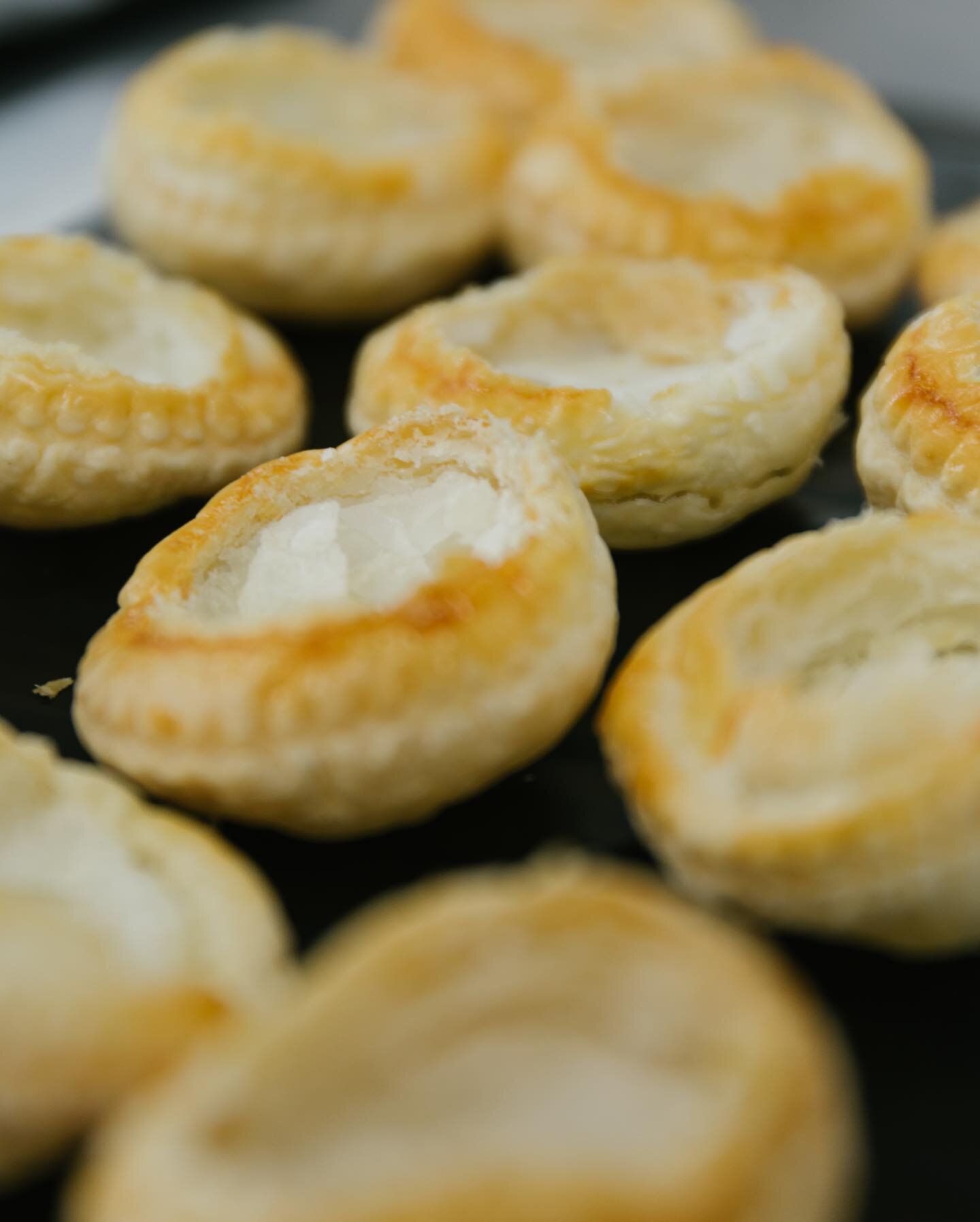 Swipe to build the tastiest bite sized Puff Galettes with mango sauce and crispy prawns🍤

Interested in us catering your event? Enquire today! 
Link in bio 🌱

🏷 
#food #foodie #instafood #foodphotography #foodstagram #yummy #foodblogger #foodlover