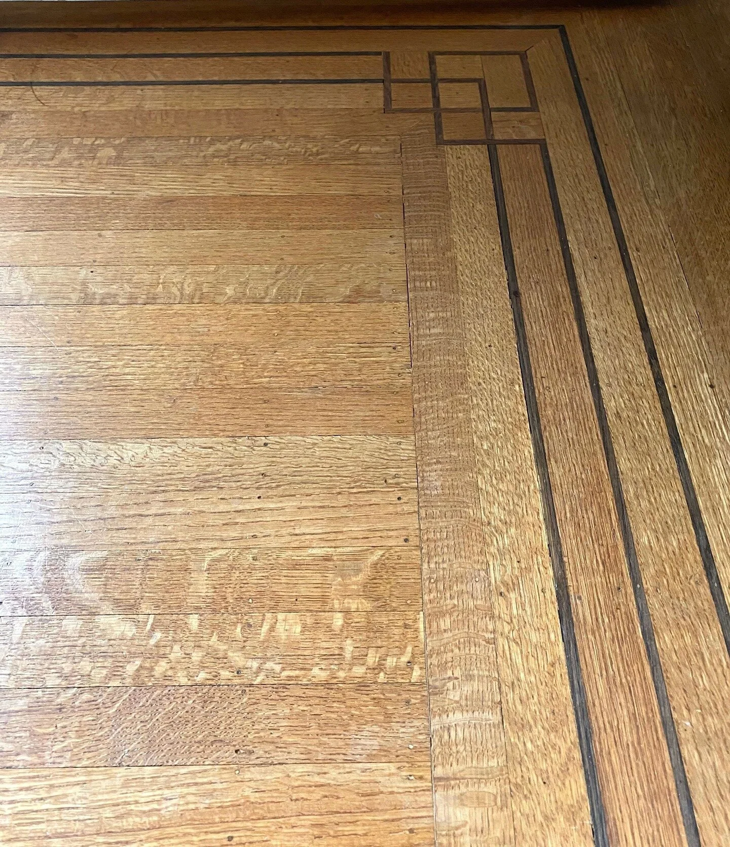 NOSTALGIA &amp; DETAILS⁣
Having a bit of a nostalgic moment today - does anyone else love old oak floors, and wish that it wasn&rsquo;t cost prohibitive to install intricate details like this? It is something that you seem to have to inherit these da