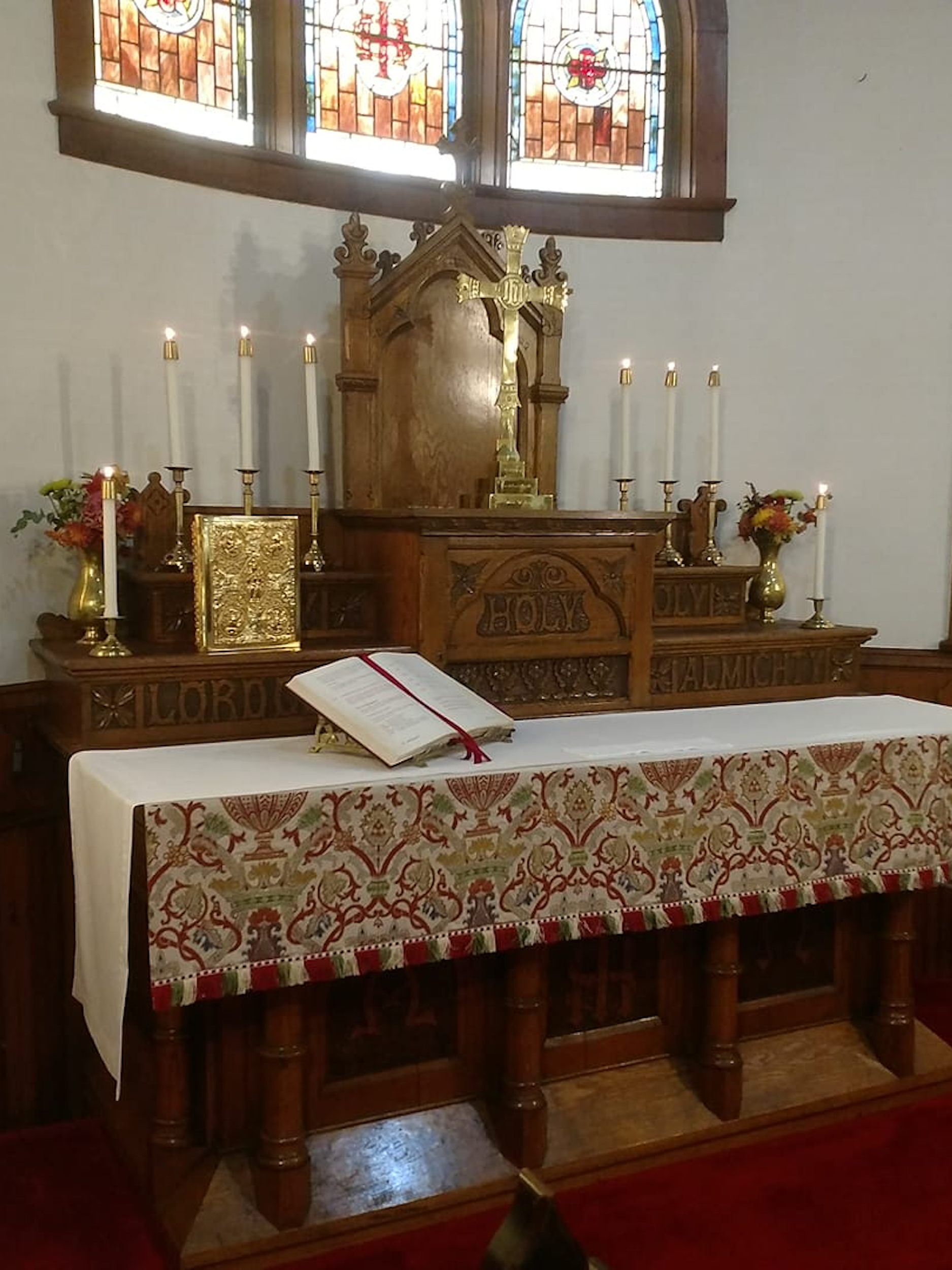 Altar with Bible.png