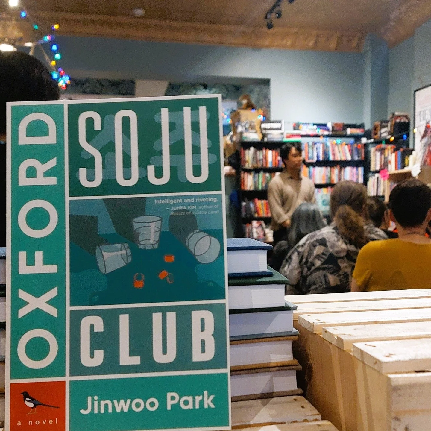 Great times at Queen Books last night at the Toronto launch of Jinwoo Park's Oxford Soju Club.

I got my copy and can't wait to read it!

#jinwoopark #dundurnpress #oxfordsojuclub