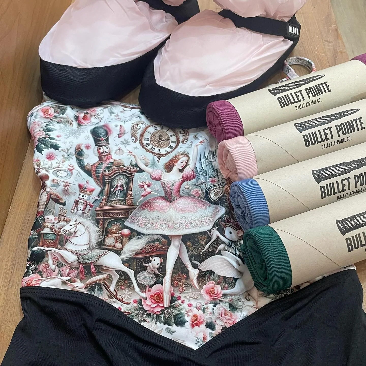 Sugar plums aren&rsquo;t the only thing we&rsquo;re dreaming about these days&hellip;. 🎄🩰🤞🏼🎁

@weardansedeparis 
@bulletpointe 
@blochdanceusa