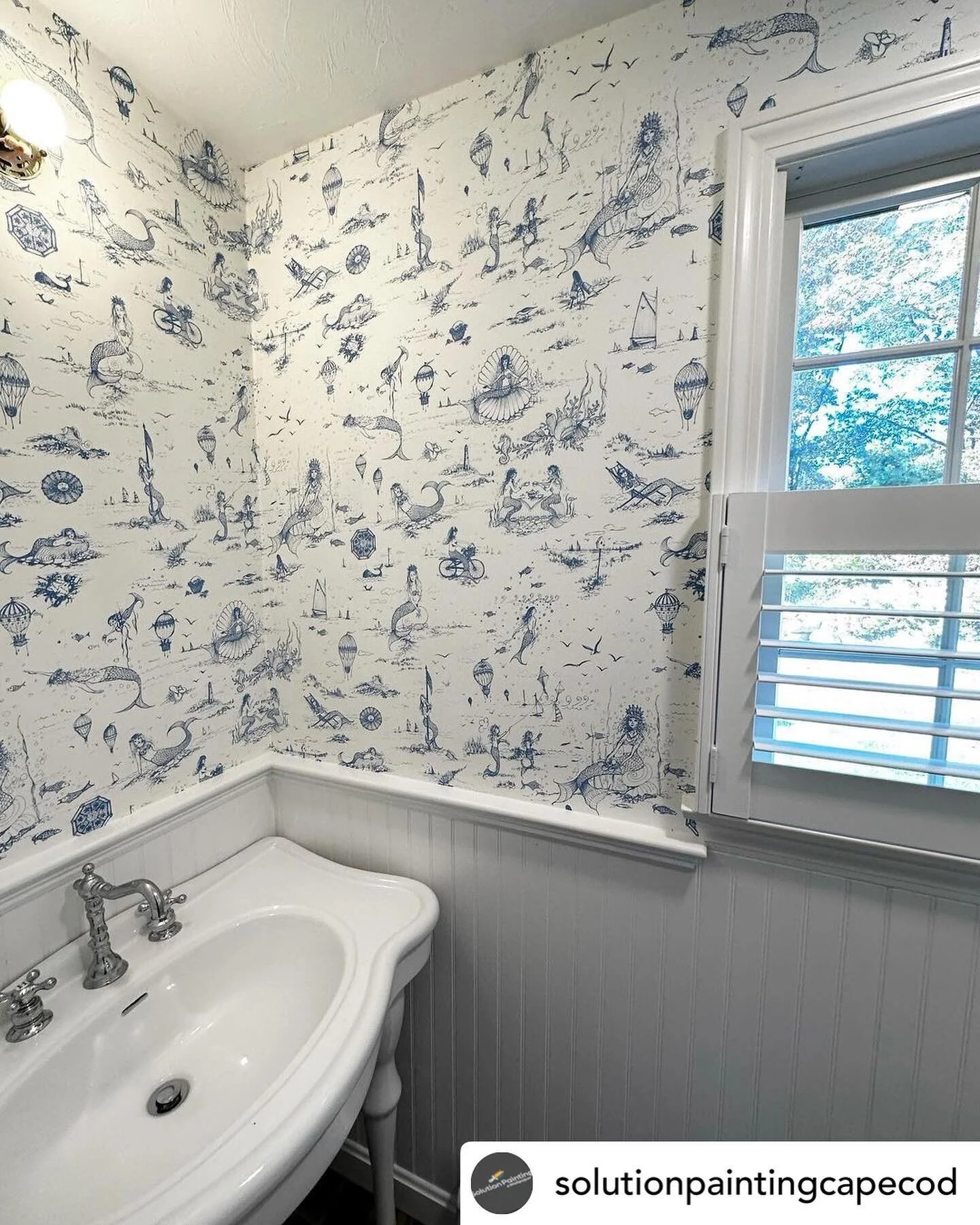 We love this use of Mermaid Toile wallpaper! 

#mermaid #capecodhome #capecodinteriors 

Posted @withregram &bull; @solutionpaintingcapecod Cape Cod Mermaid Wallpaper designed by the amazing local artist @joanpetersofo 🧜&zwj;♀️