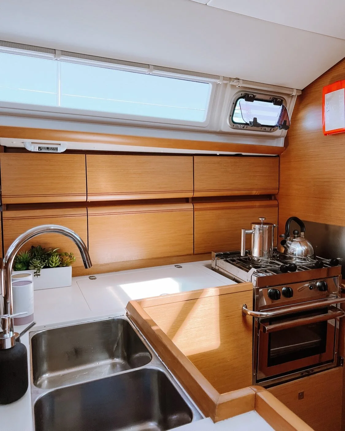 Mornings on Tivoli 🌞We only have a few weeks left on our Spring and Summer calendar for chartering. Click our link in bio if you want to learn how to sail this Summer or want to to charter around the beautiful San Juan Islands 🌊