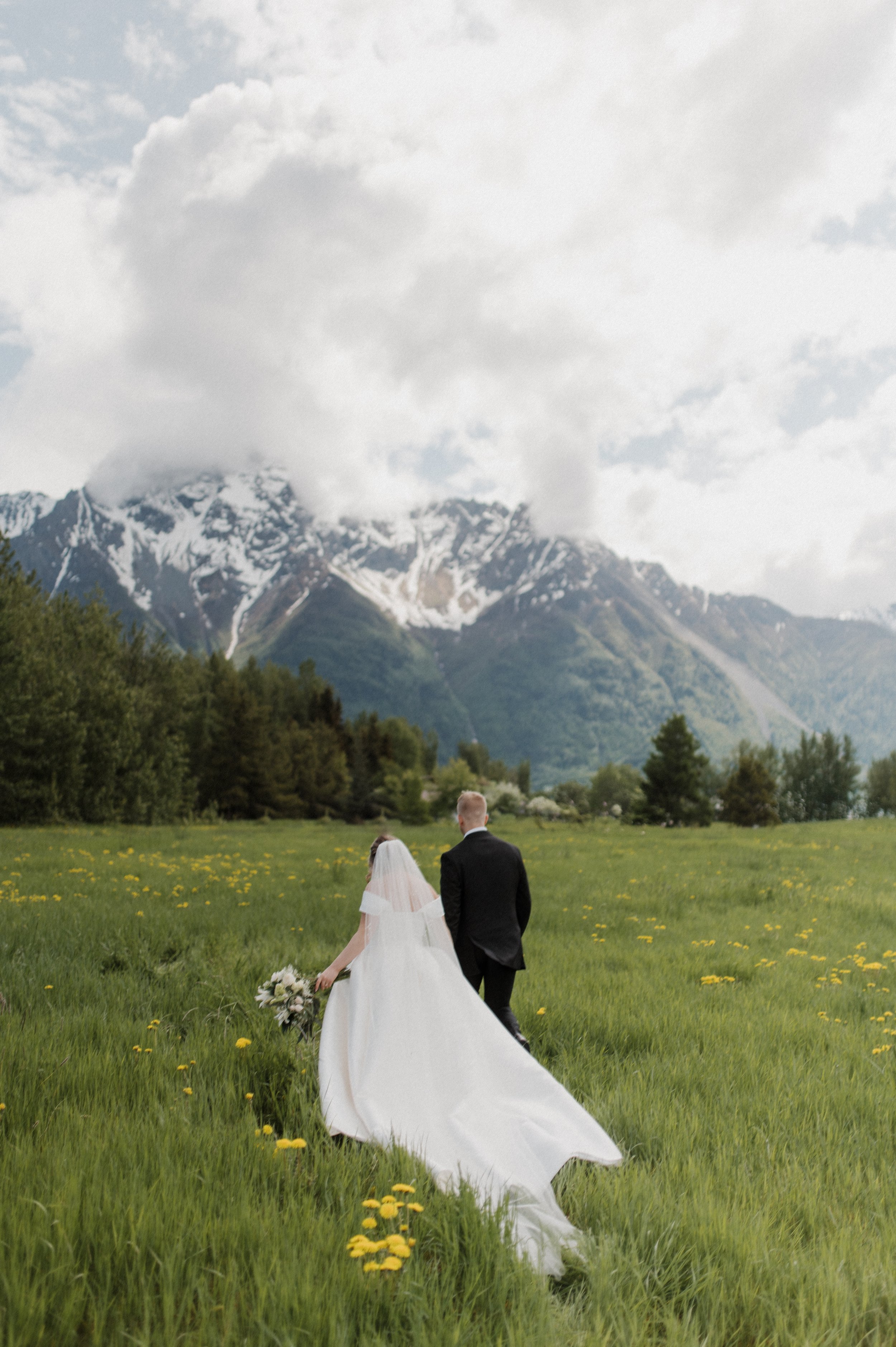 A ROYAL-INSPIRED MOUNTAIN WEDDING IN PALMER, AK