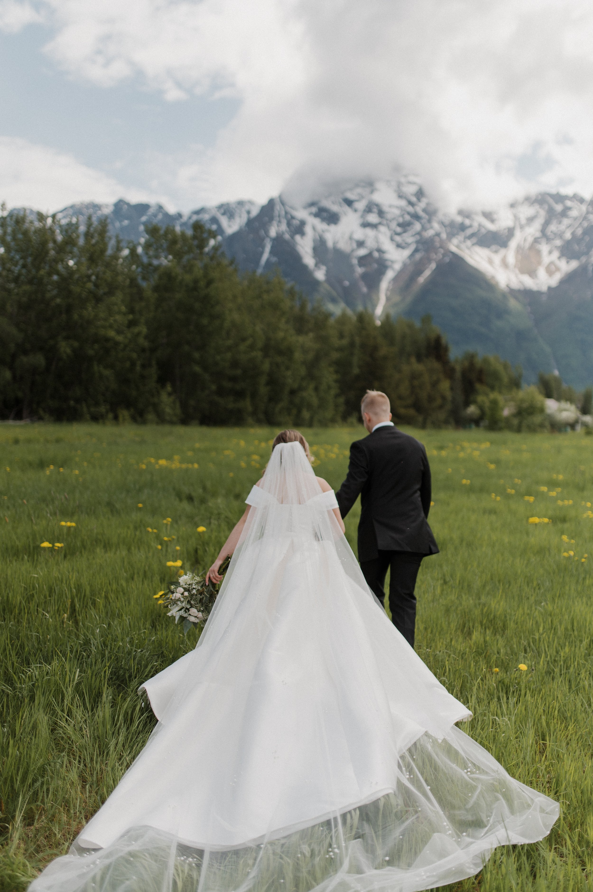 A ROYAL-INSPIRED MOUNTAIN WEDDING IN PALMER, AK