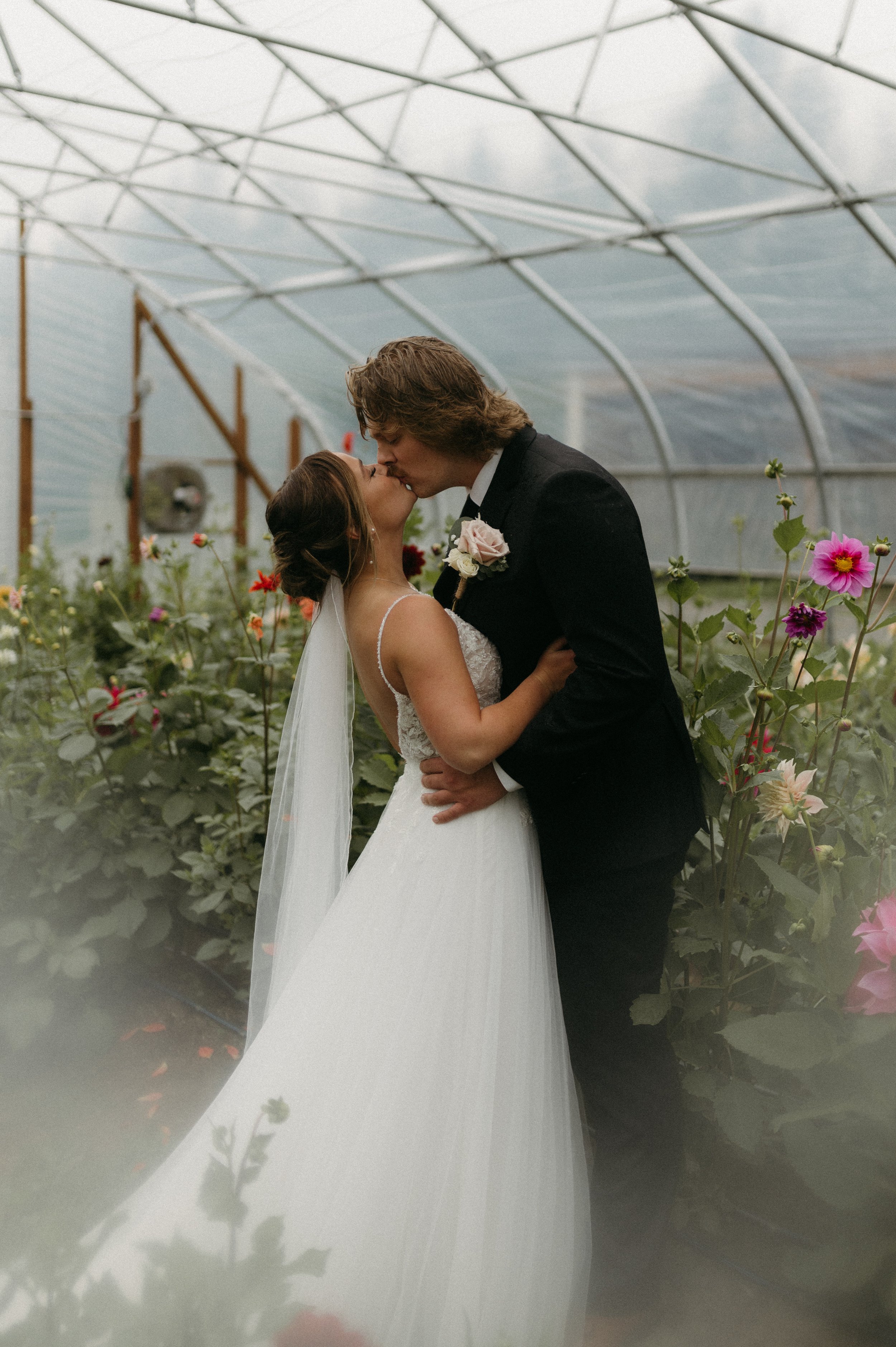 A ROMANTIC RAINY WEDDING DAY IN PALMER, ALASKA