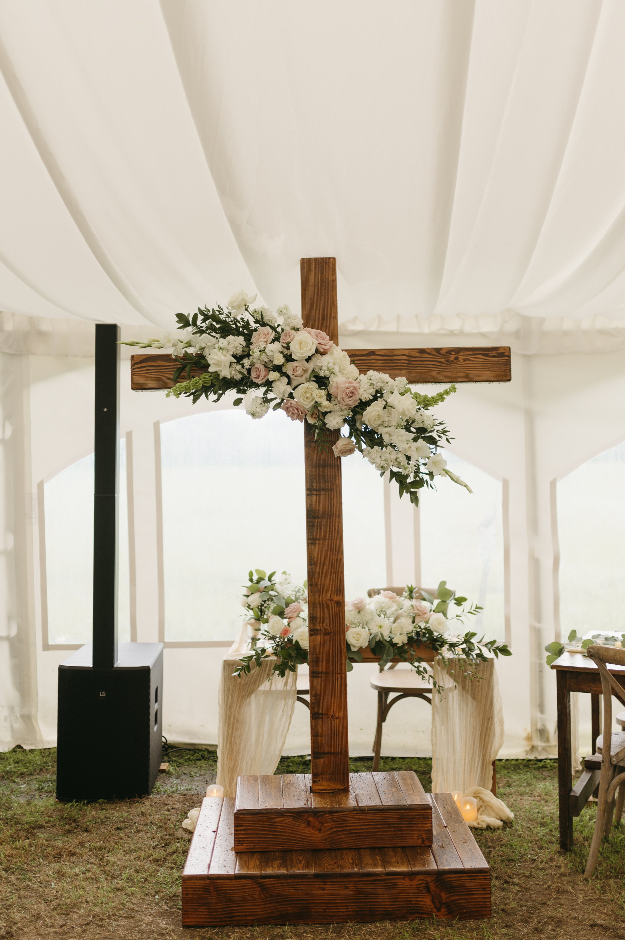 A ROMANTIC RAINY WEDDING DAY IN PALMER, ALASKA