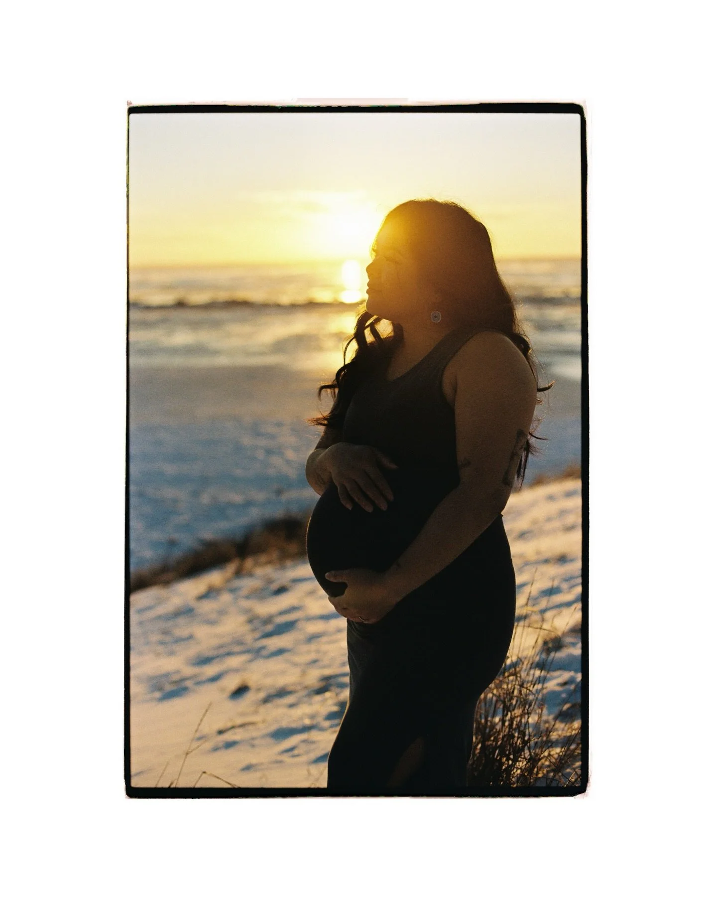 here comes the SON ☀️💙

a few weeks ago, we documented @jeaneauss bump during the most glorious golden hour. 

on Kodak gold 200 ofc 🎞️

developed and scanned by @thefindlab