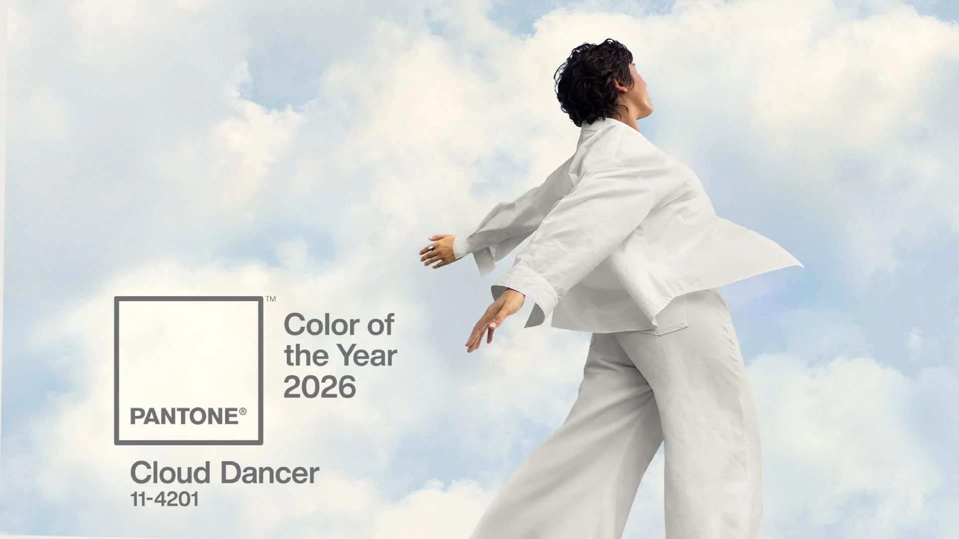 Pantone Cloud Dancer и светлината: Как осветлението оформя атмосферата на светлите интериори