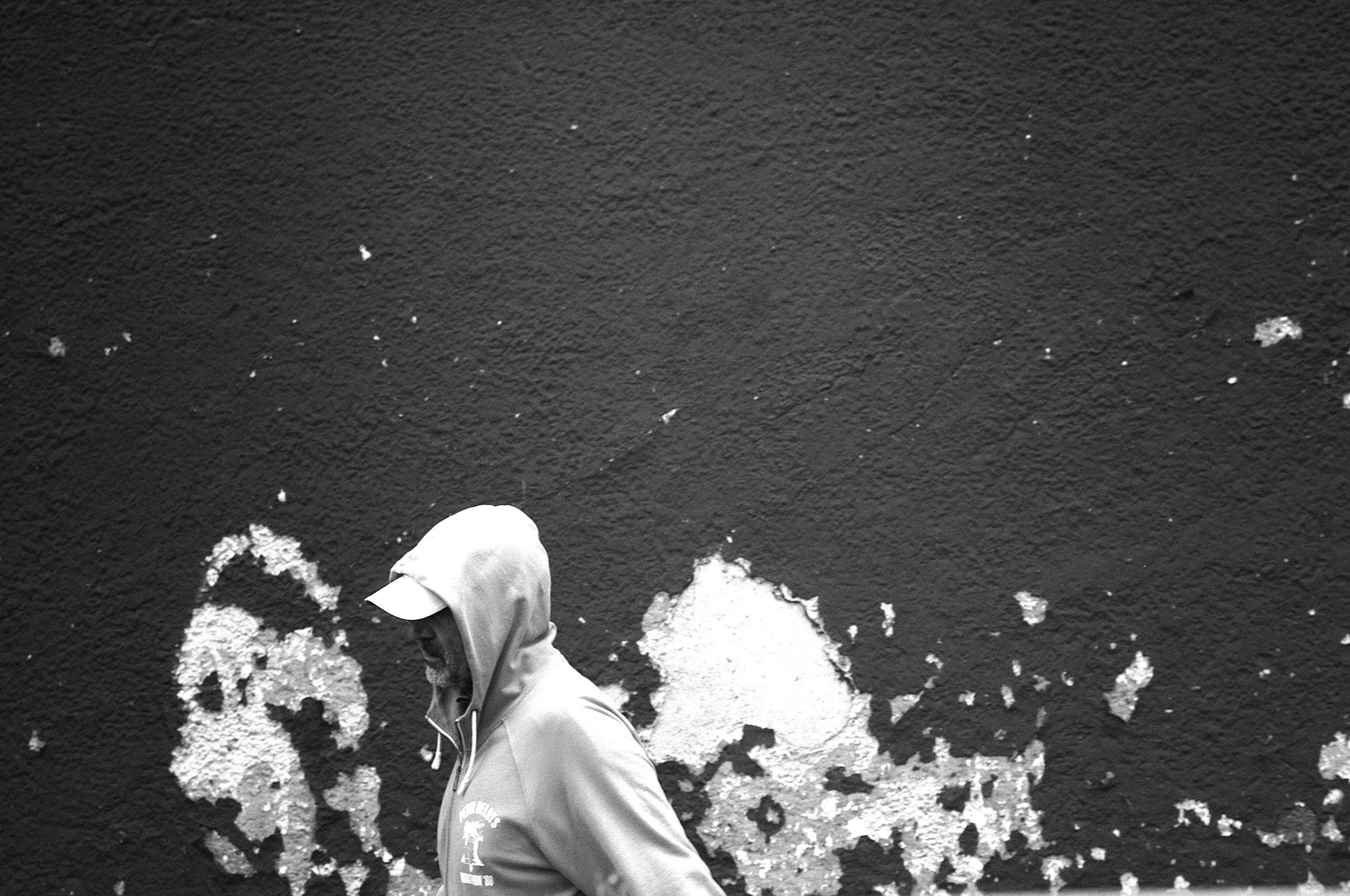 uomo cappuccio muro_1849.JPG