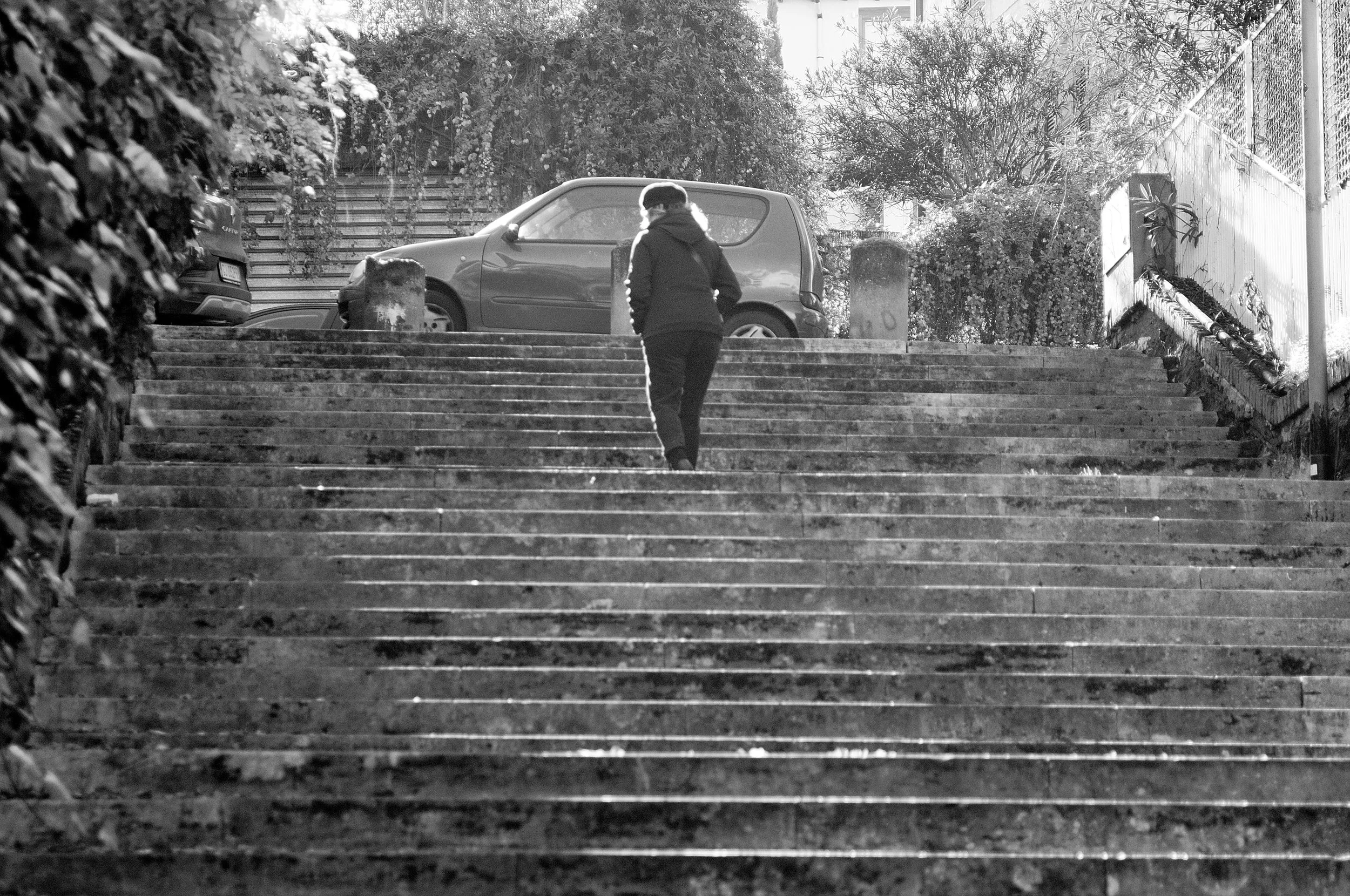 montesacro donna scale4_1286.JPG