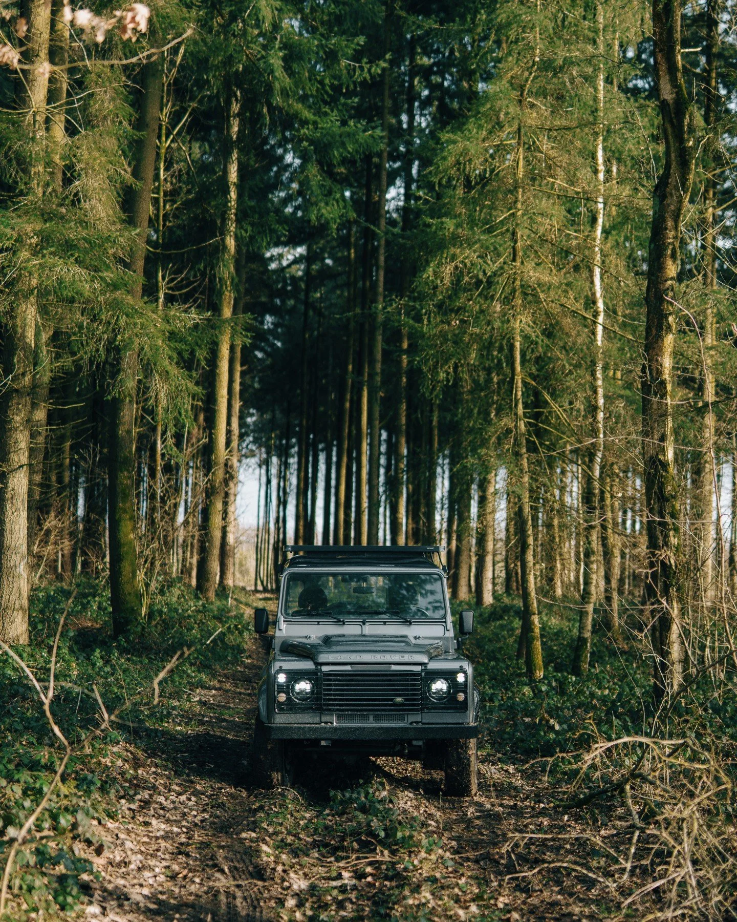 Out in the woods, even the toughest off roader can run out of battery&hellip;
Good thing our driver is a true adventurer, never hits the trail without his faithful Schumacher SBX504. One boost and the journey continues!
Big shoutout to our off‑road h