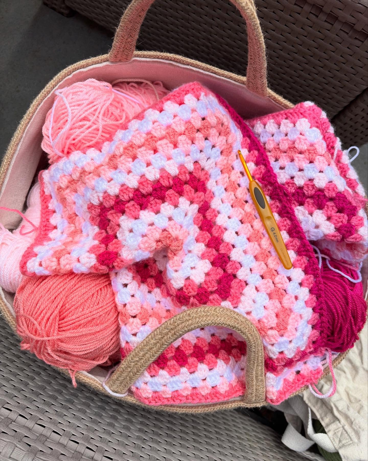 👋 It&rsquo;s been a minute! 

The past month has been full of sickness in our family hitting us all, so my blossom blanket took the hit. But that&rsquo;s ok, that&rsquo;s life. I have also wanted to make the girls a top each for our holiday away thi