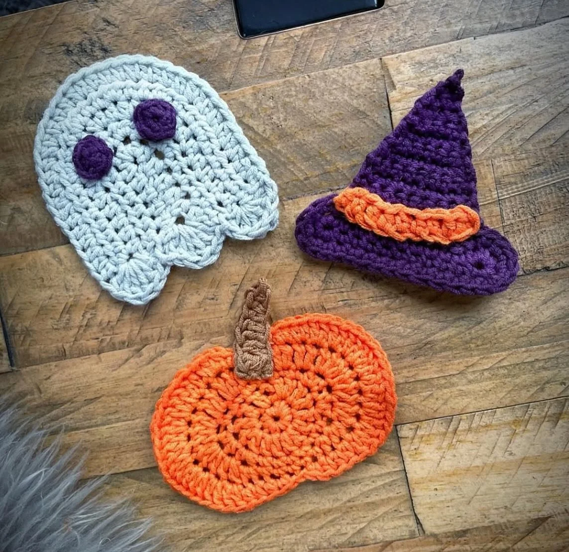 Did you know I have these super cute Halloween appliqu&eacute;s available as a free pattern on my website?! 

👻 You can add them to granny squares for a spooky blanket.

🎃 Make a stack of them and turn them into bunting

🧙&zwj;♀️ Use cotton and ma