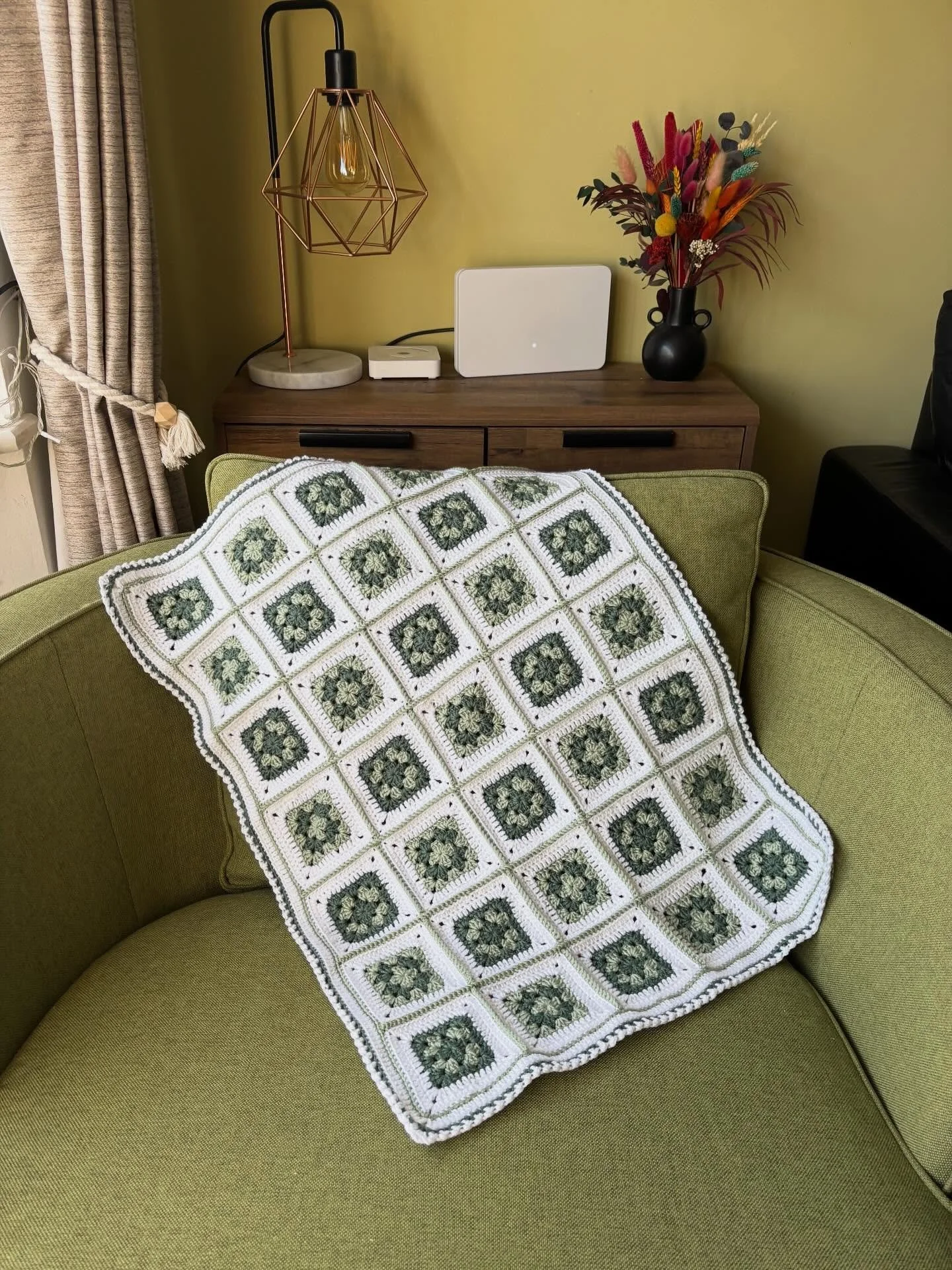 The Evergreen Granny Baby Blanket is complete and I love it! 🥰 

All those small squares and ends are a labour of love and I have really enjoyed this one. Will be gifting tomorrow.

Yarn: Woolbox DK @woolboxyarns 
Hook: 4mm
Pattern: by me

#crochetb